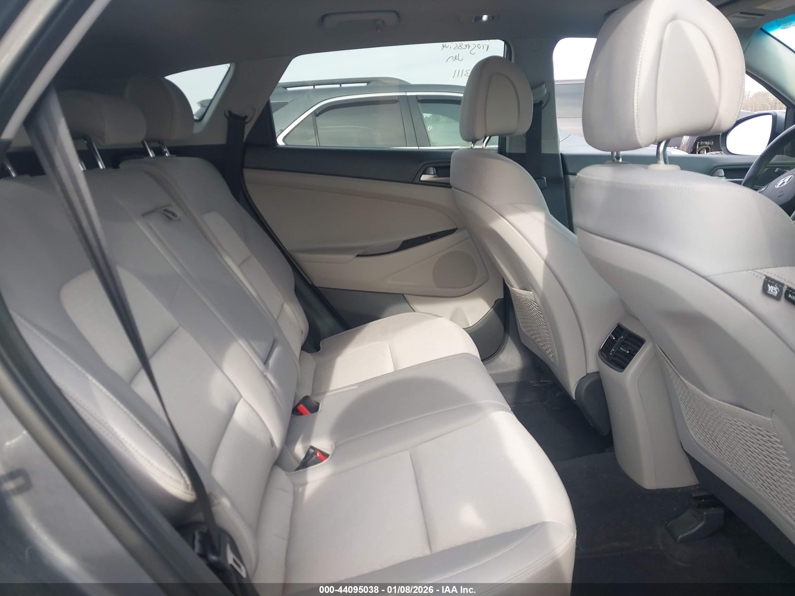 HYUNDAI TUCSON image 8