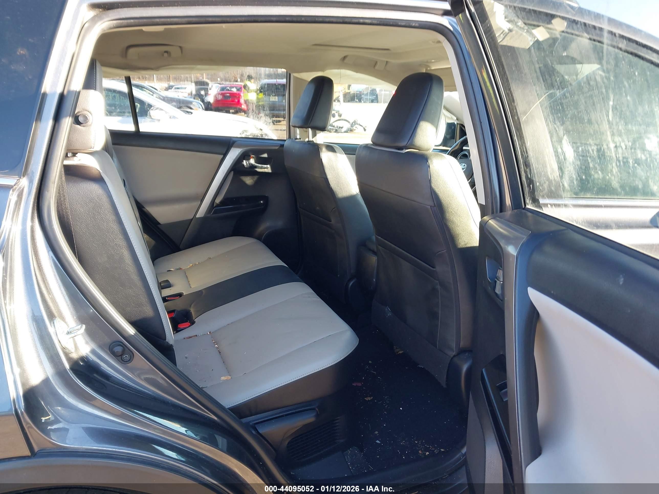 TOYOTA RAV4 image 8