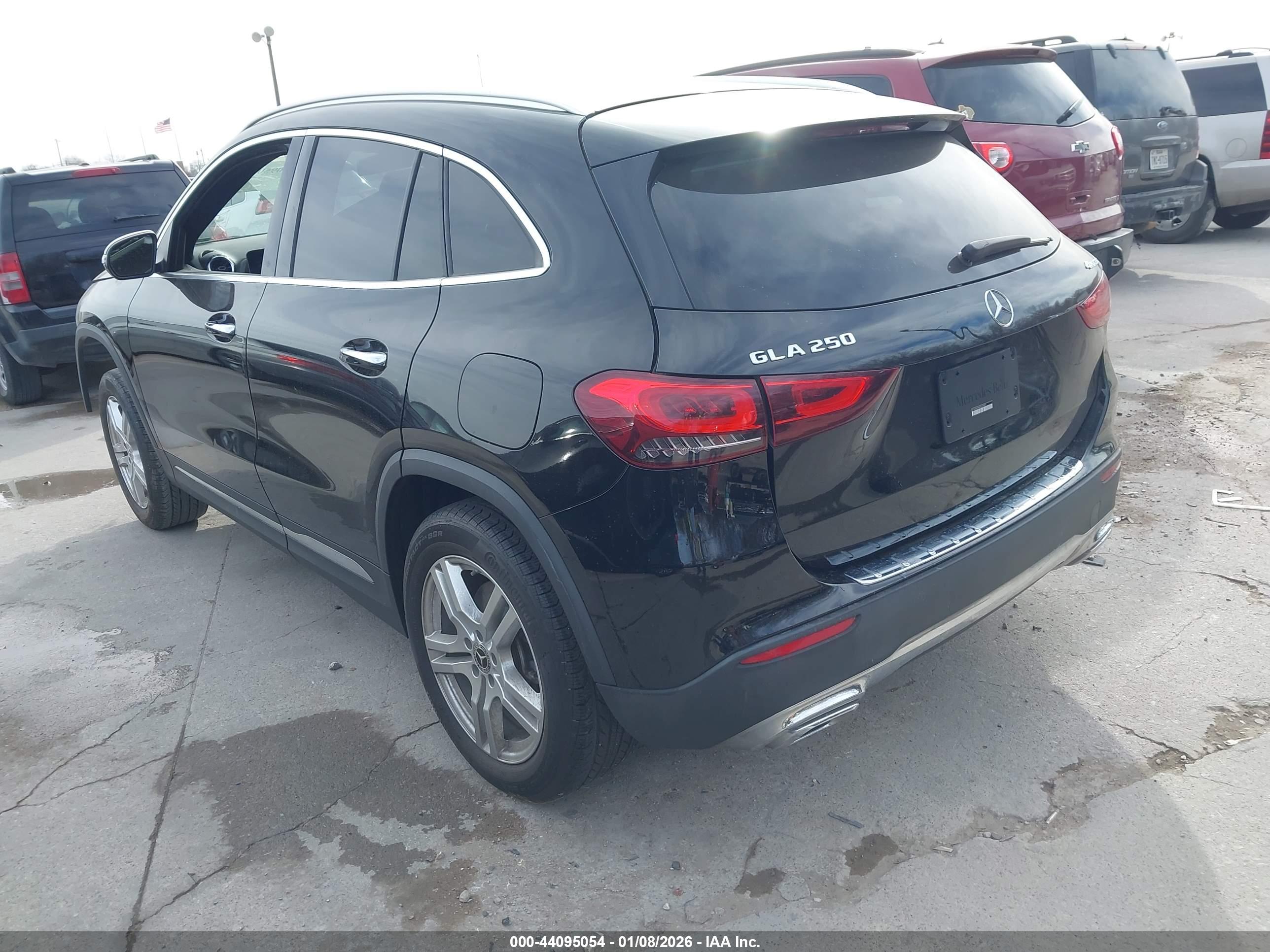 MERCEDES-BENZ GLA image 3
