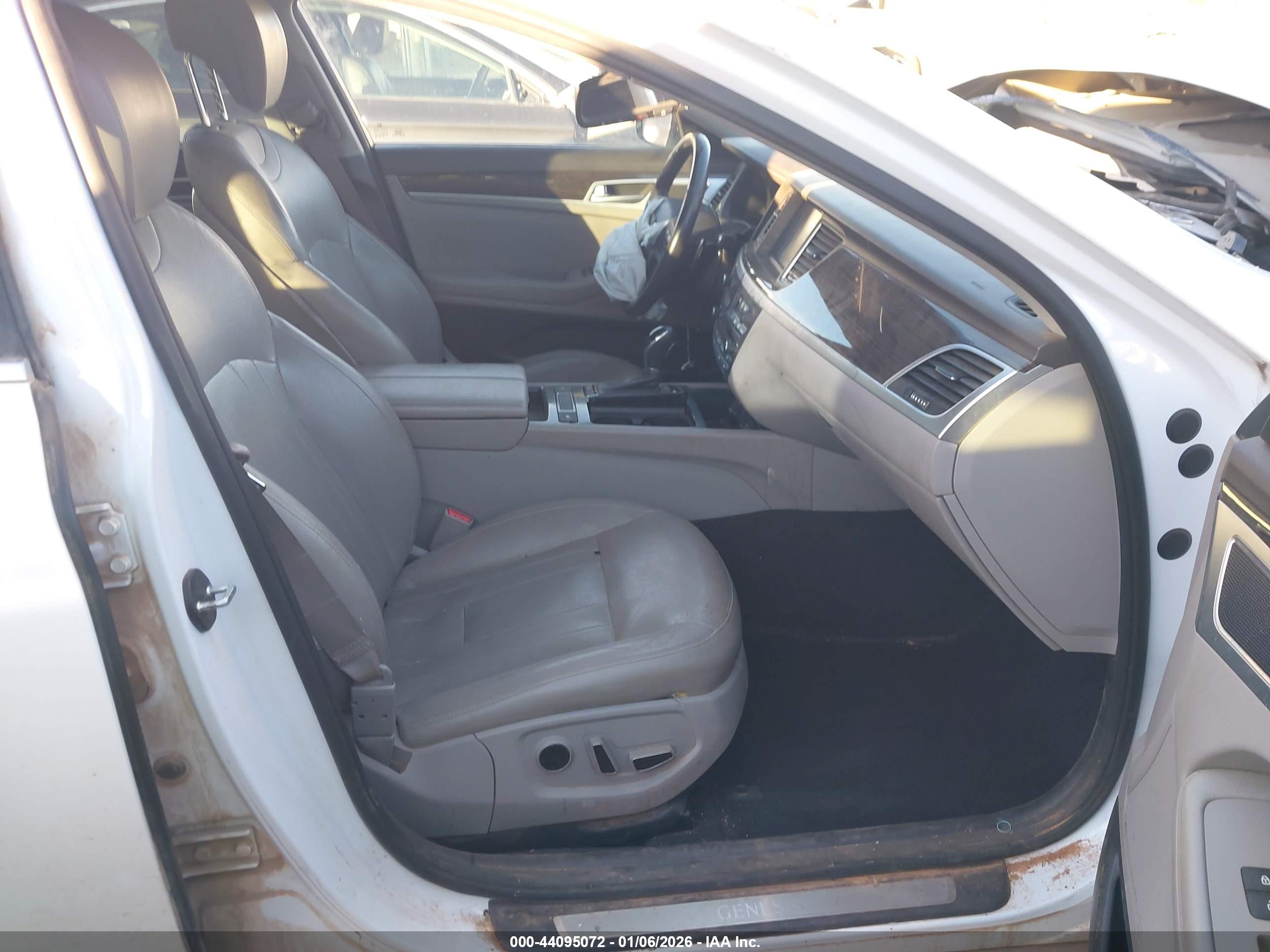 HYUNDAI GENESIS image 5