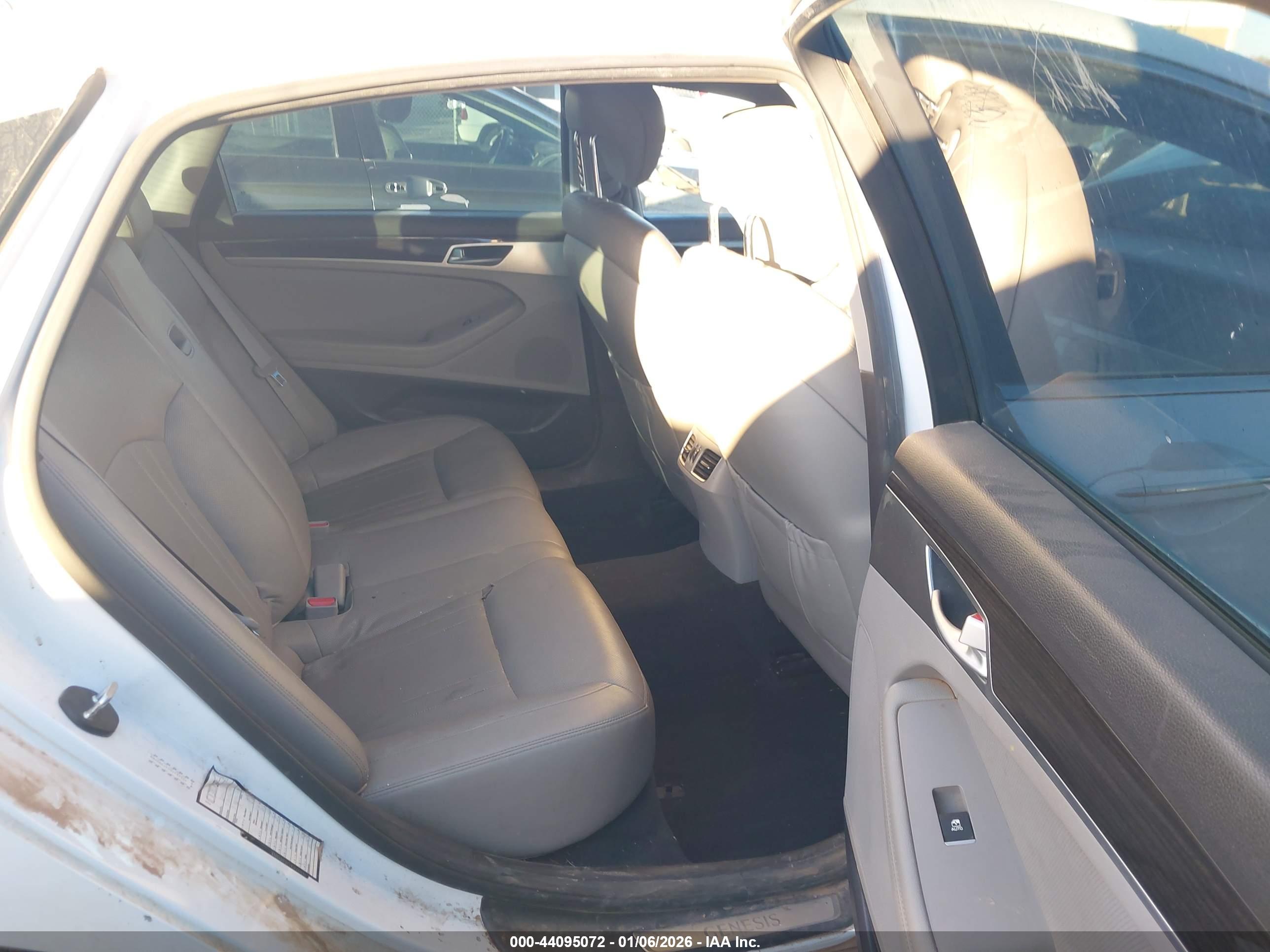HYUNDAI GENESIS image 8