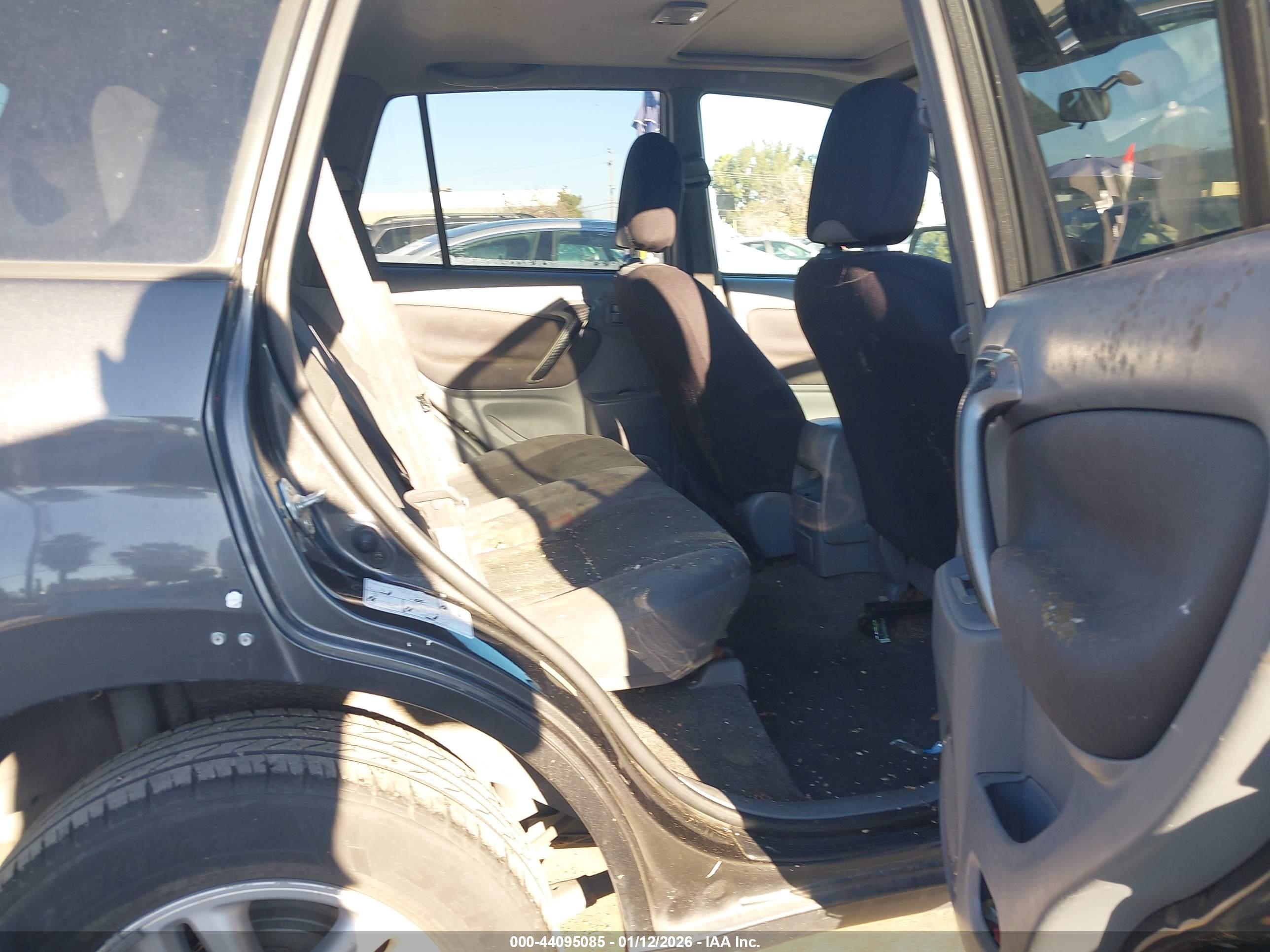 TOYOTA RAV4 image 8