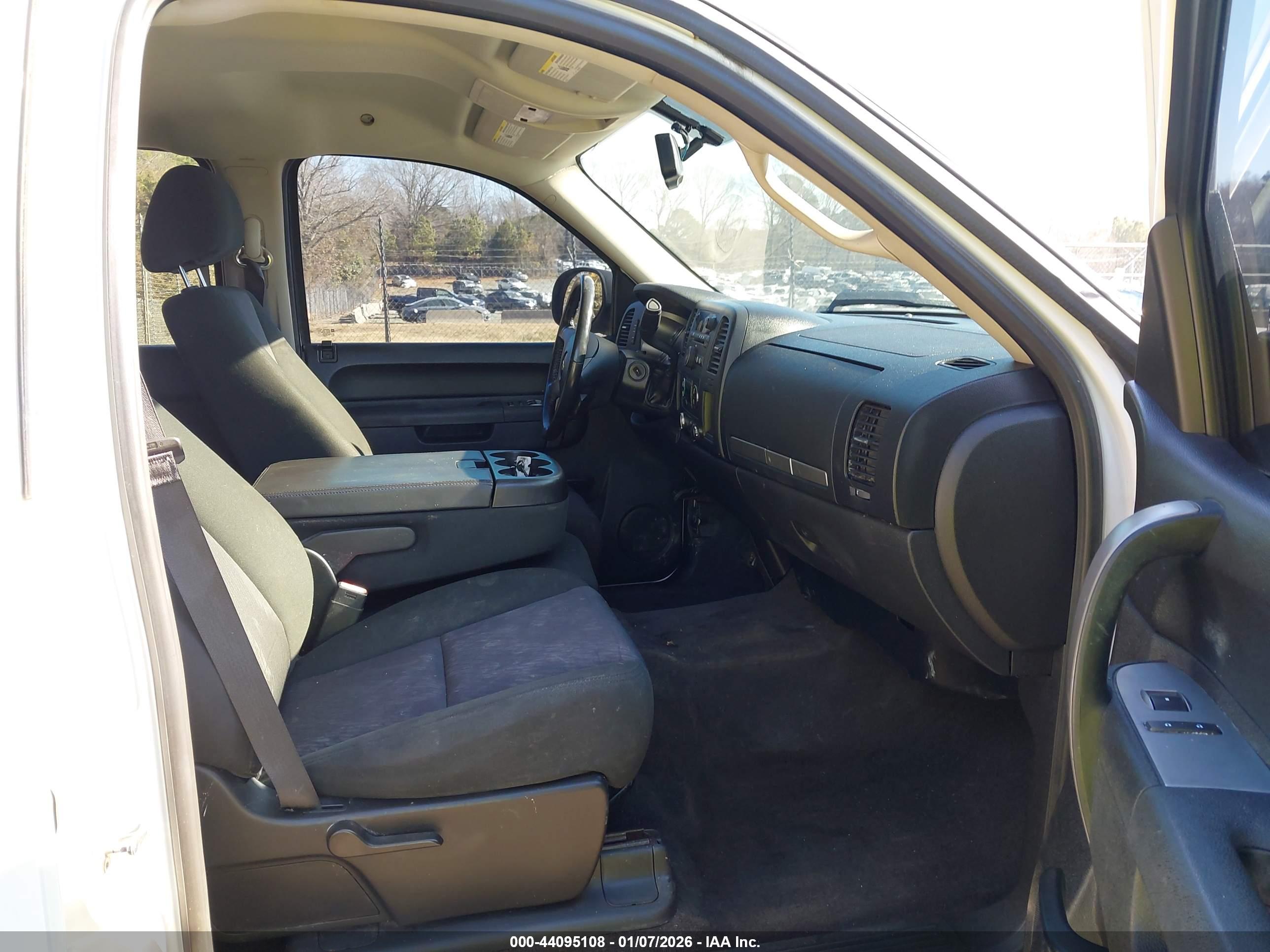 CHEVROLET SILVERADO image 5