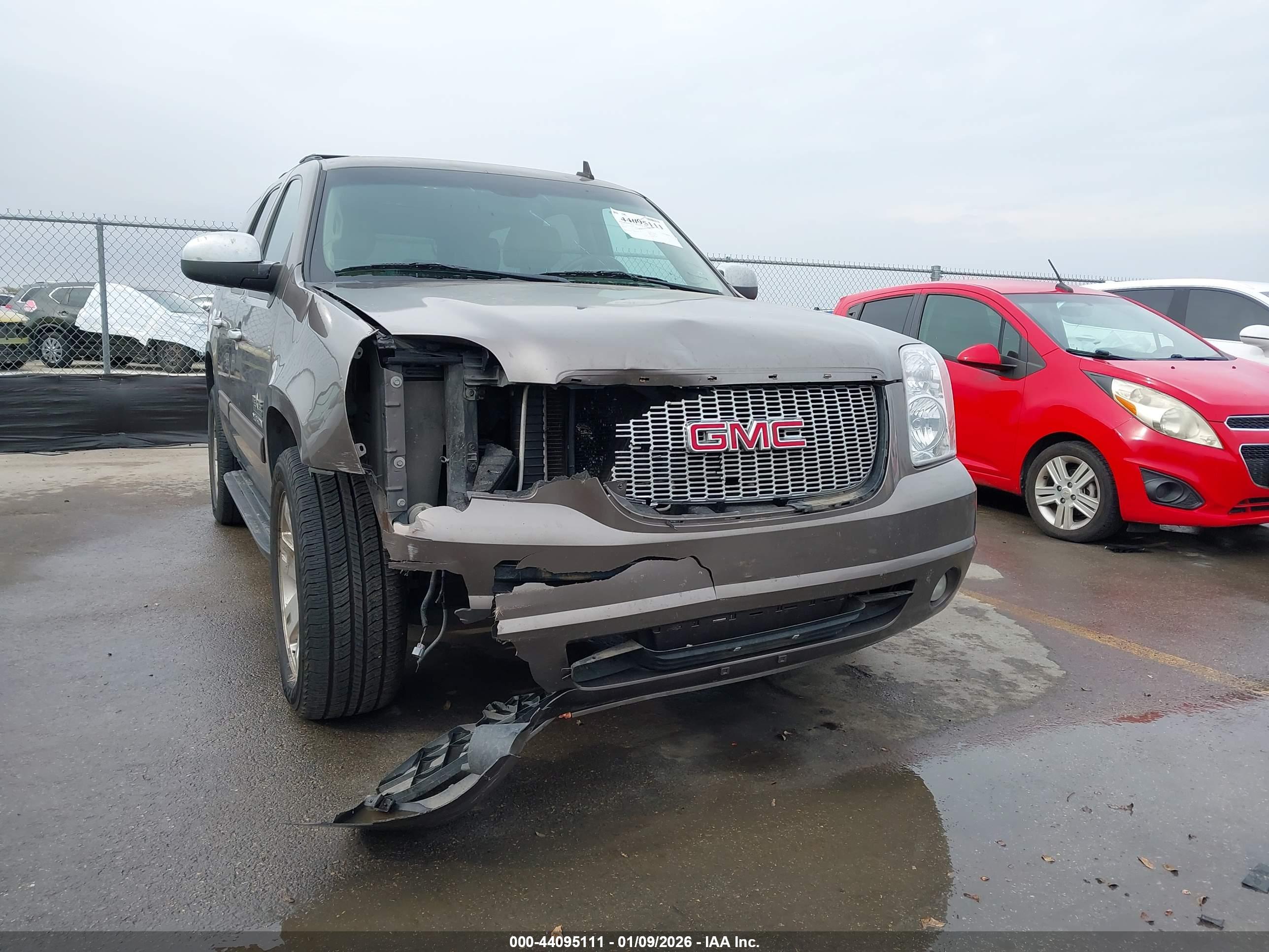 GMC YUKON image 6