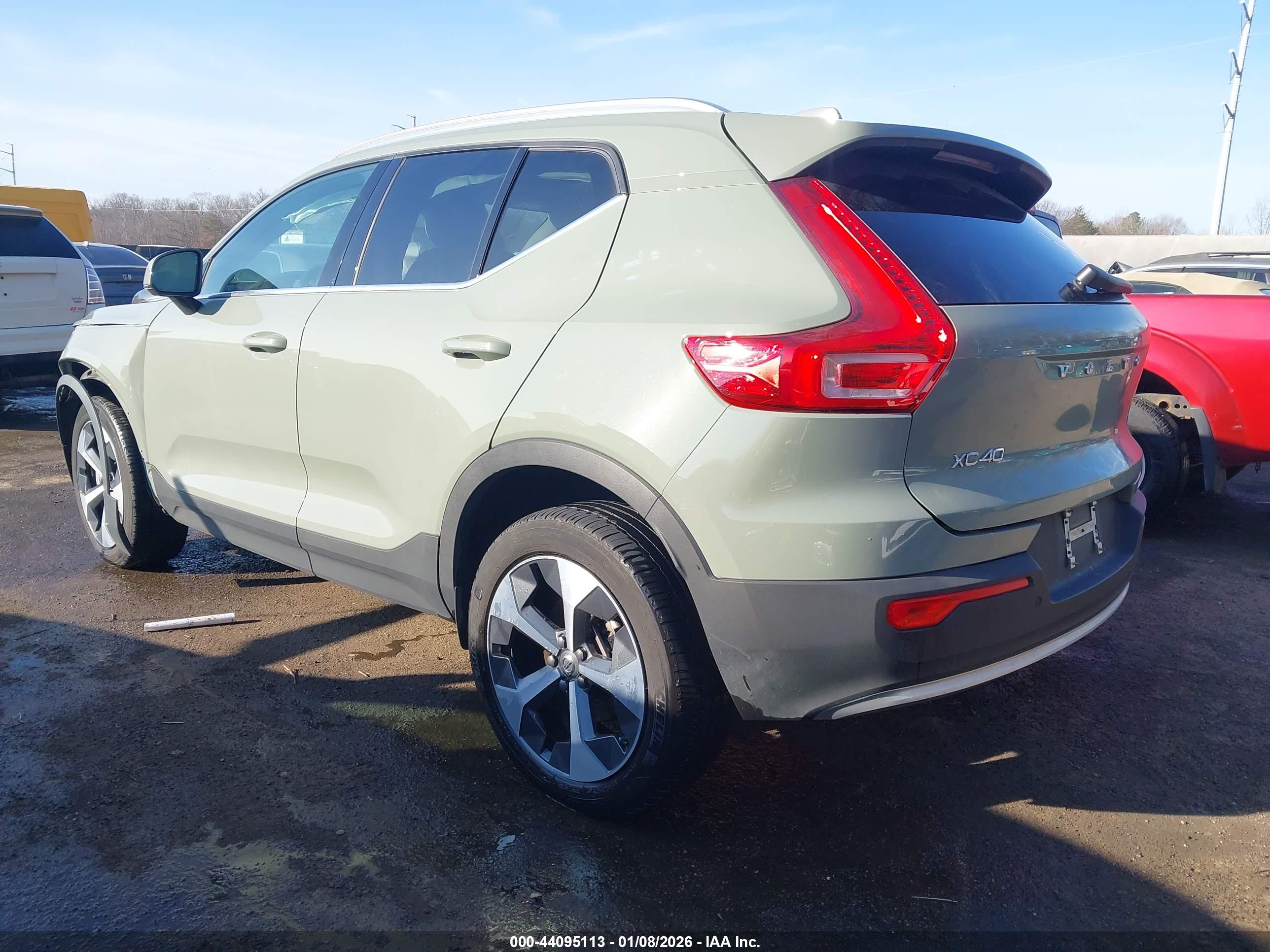 VOLVO XC40 image 3