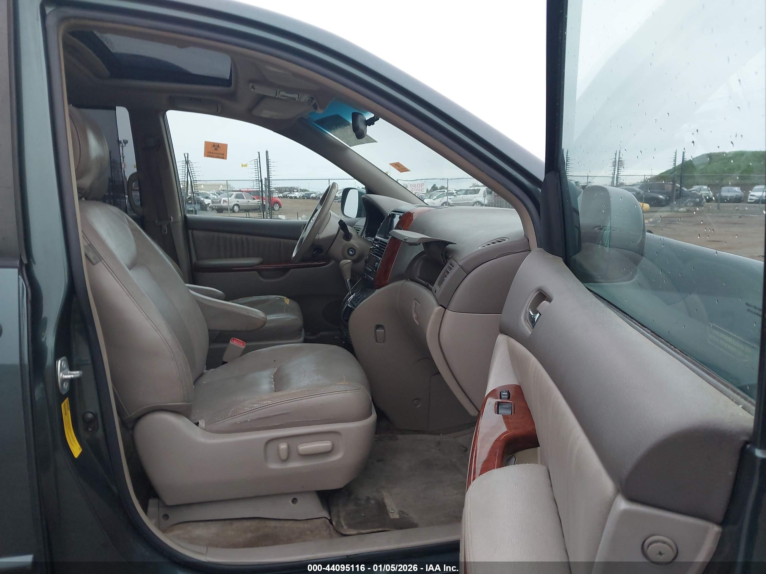 TOYOTA SIENNA image 5