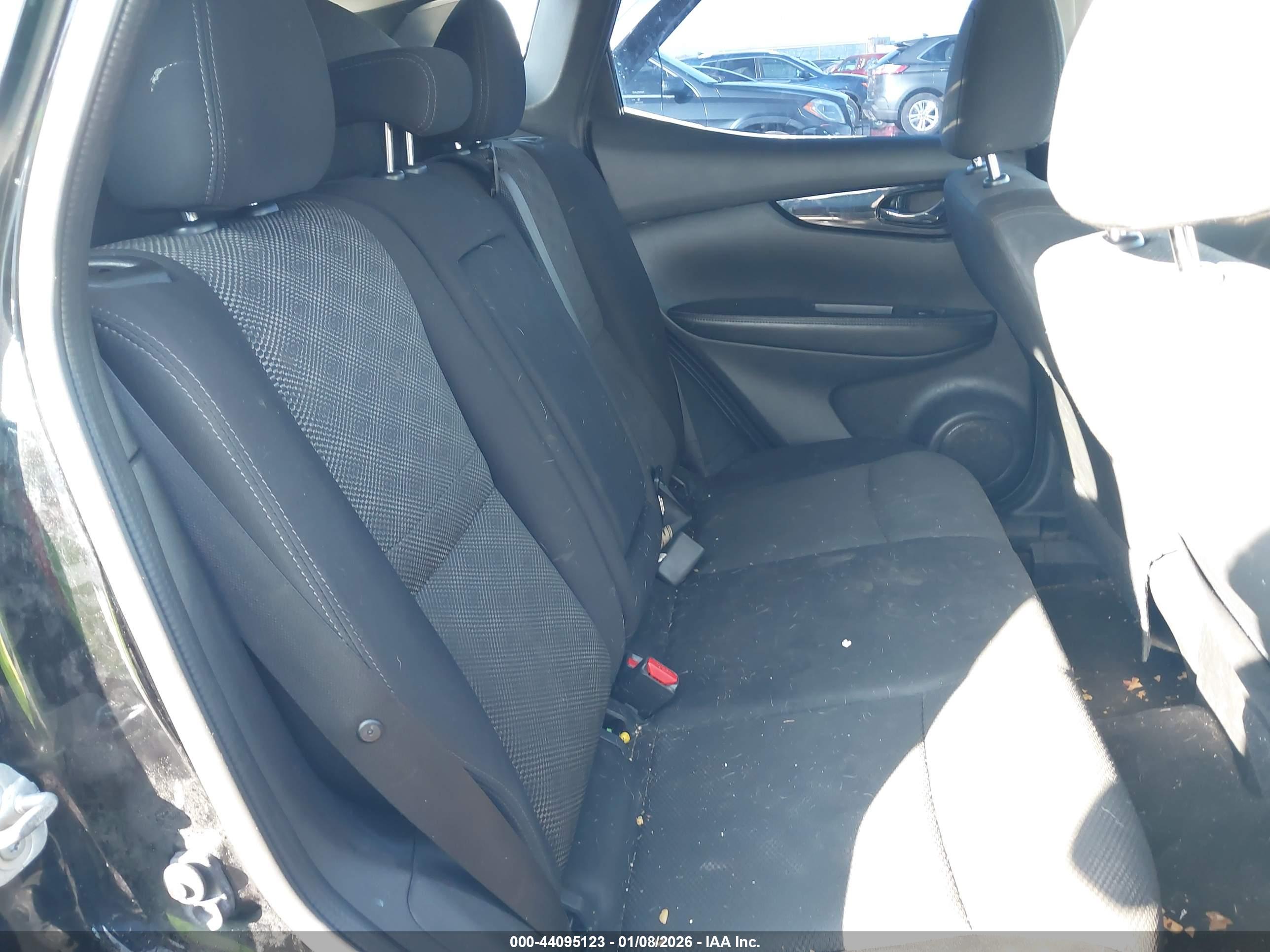 NISSAN ROGUE image 8