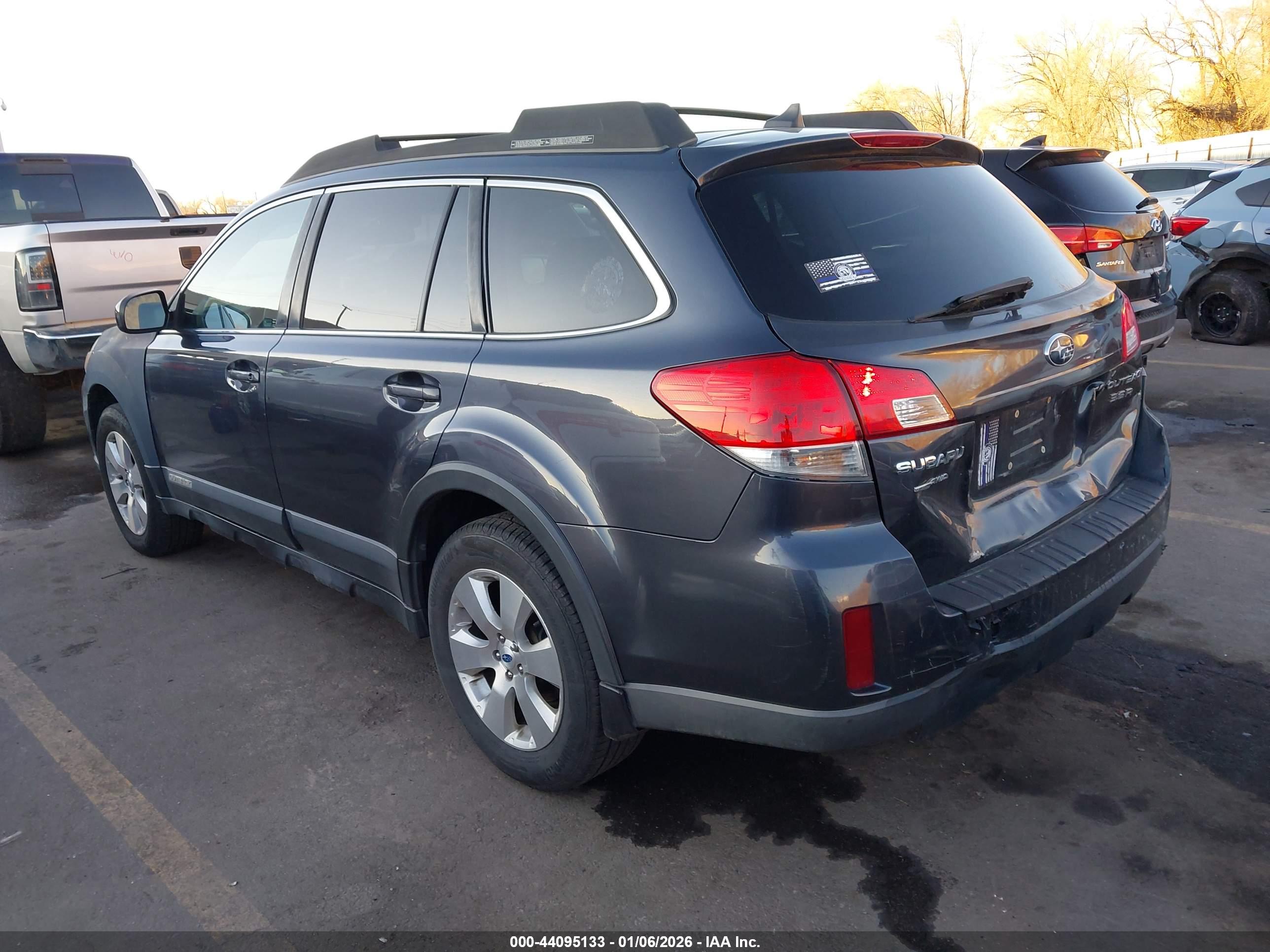SUBARU OUTBACK image 3