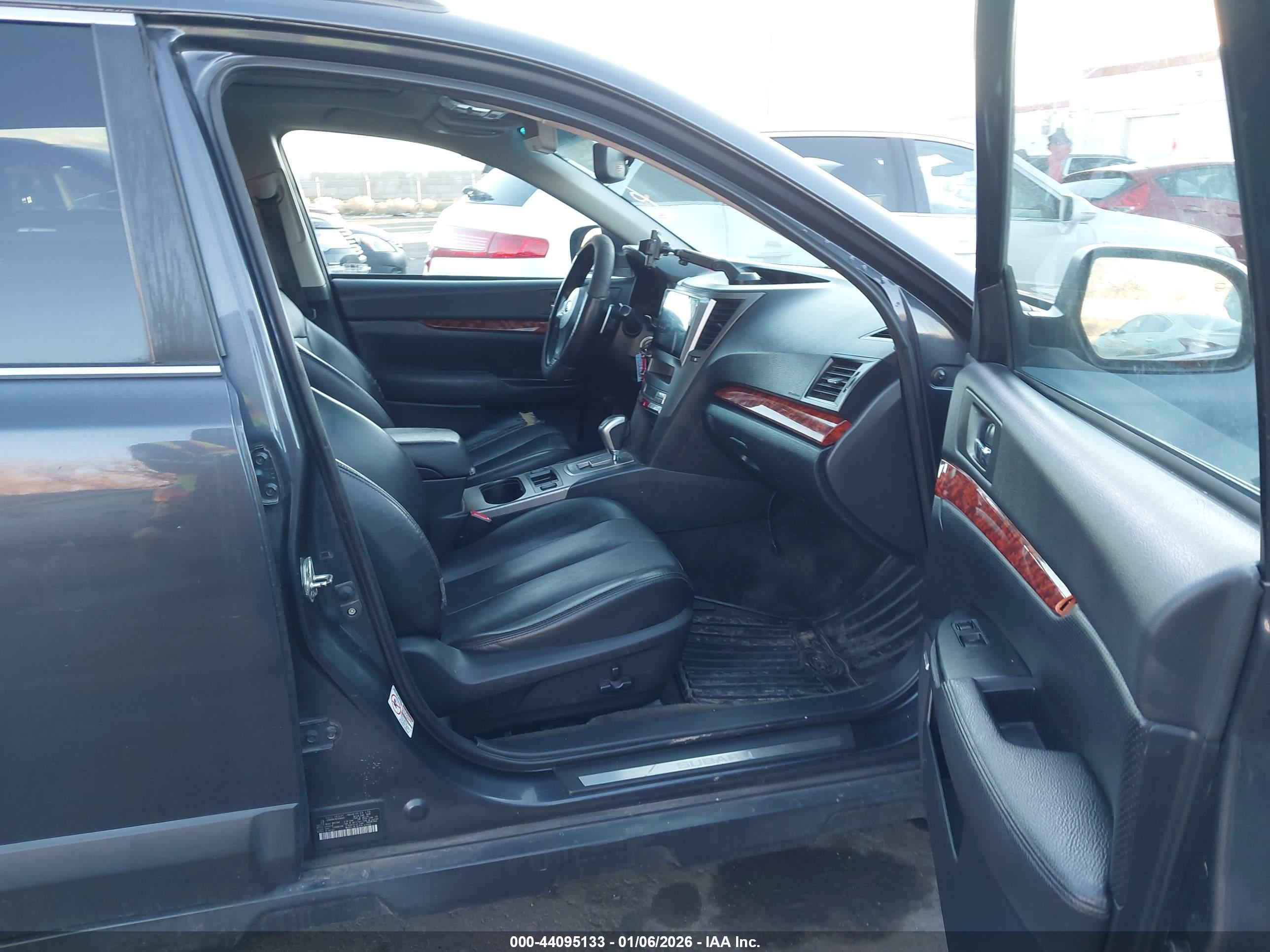 SUBARU OUTBACK image 5