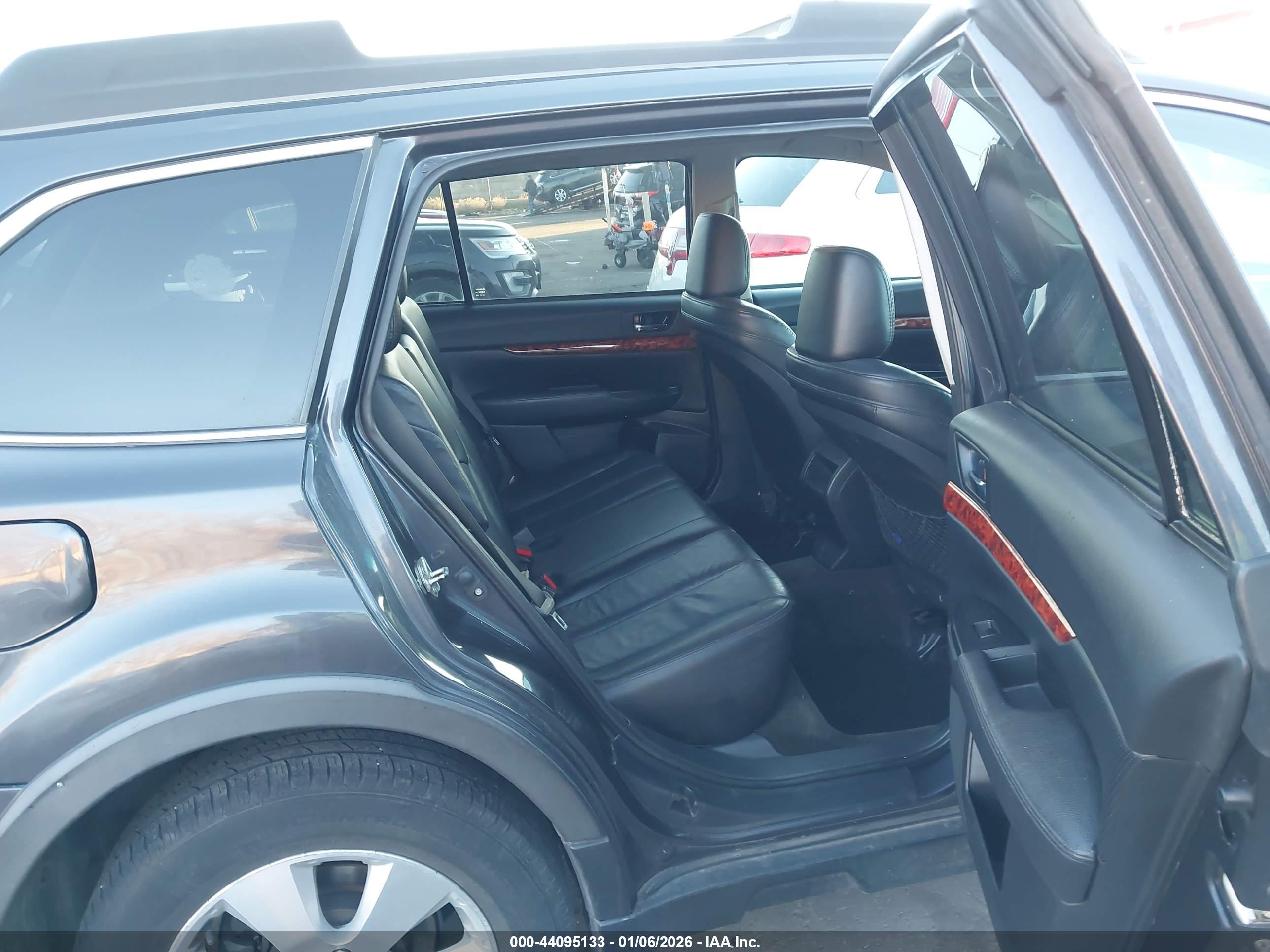 SUBARU OUTBACK image 8