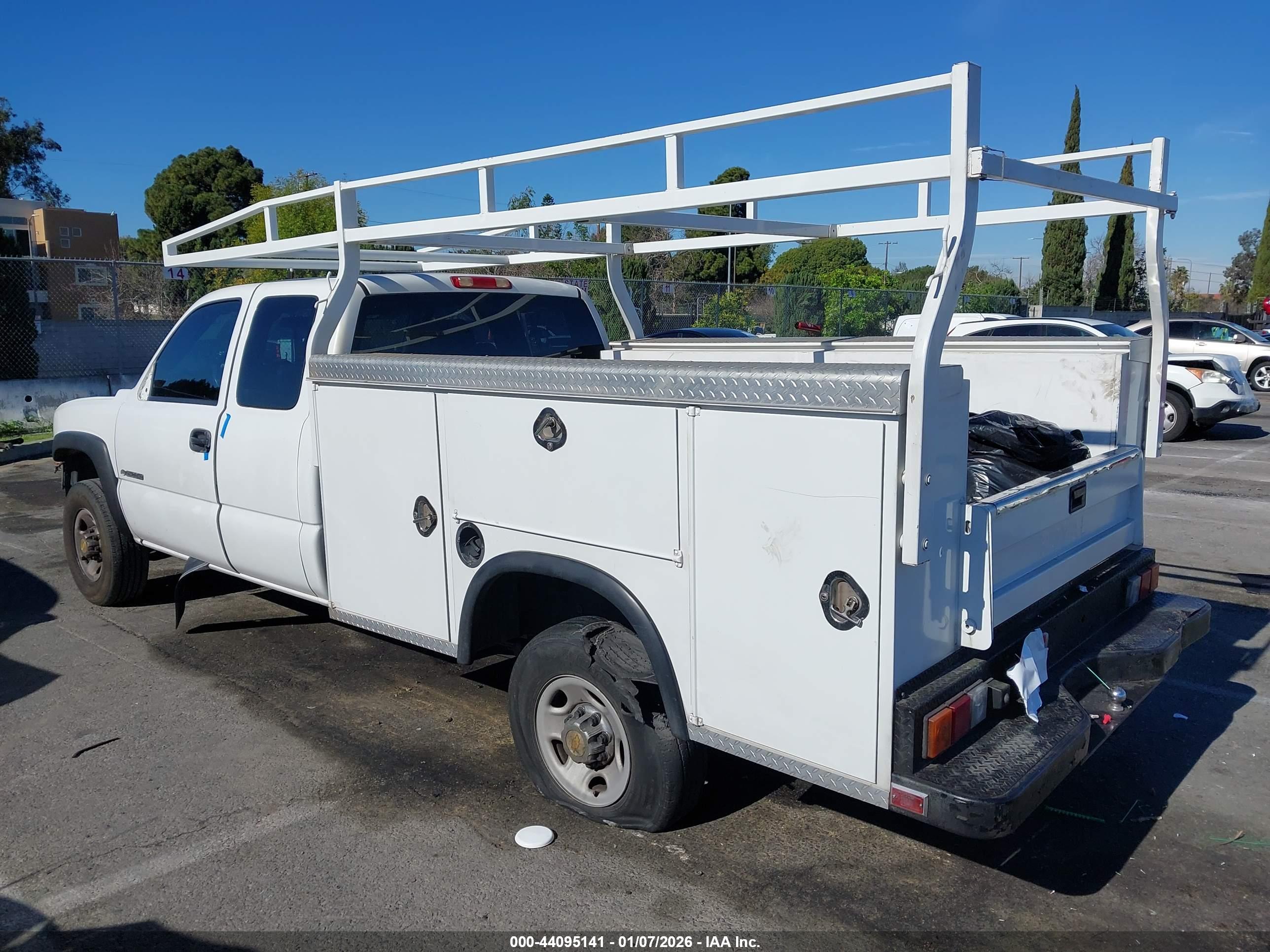 CHEVROLET SILVERADO image 3