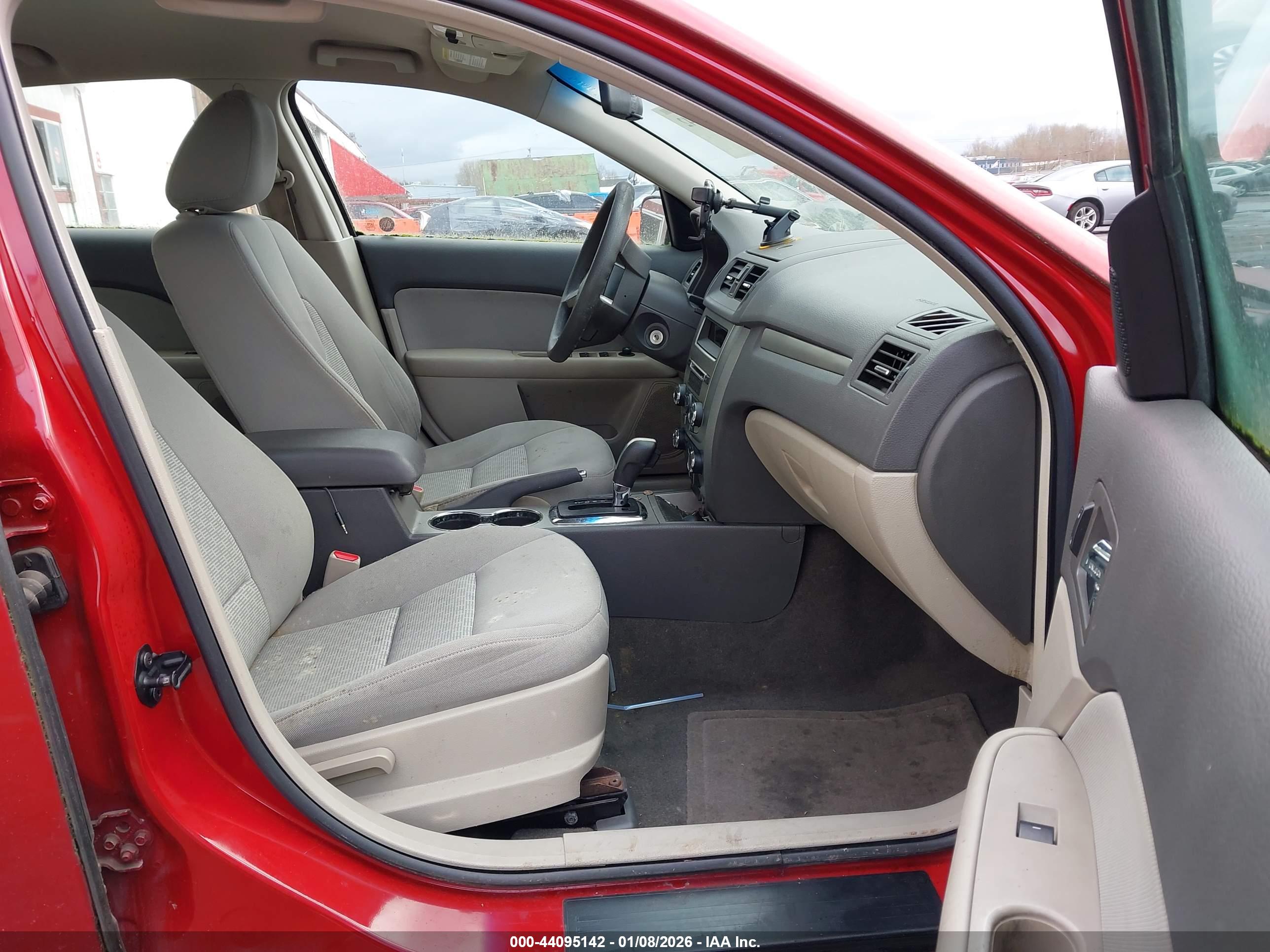 FORD FUSION image 5