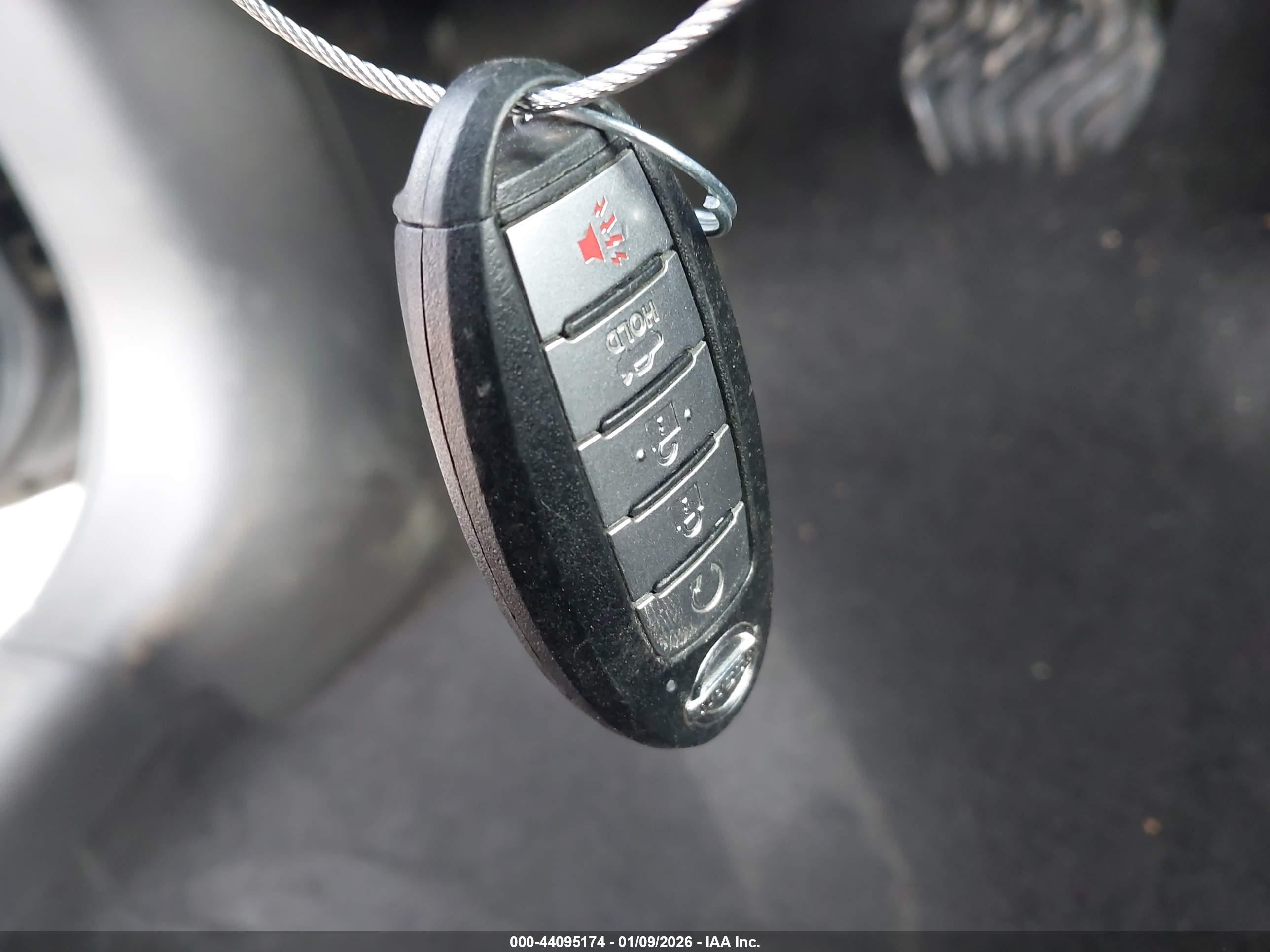 NISSAN VERSA image 11