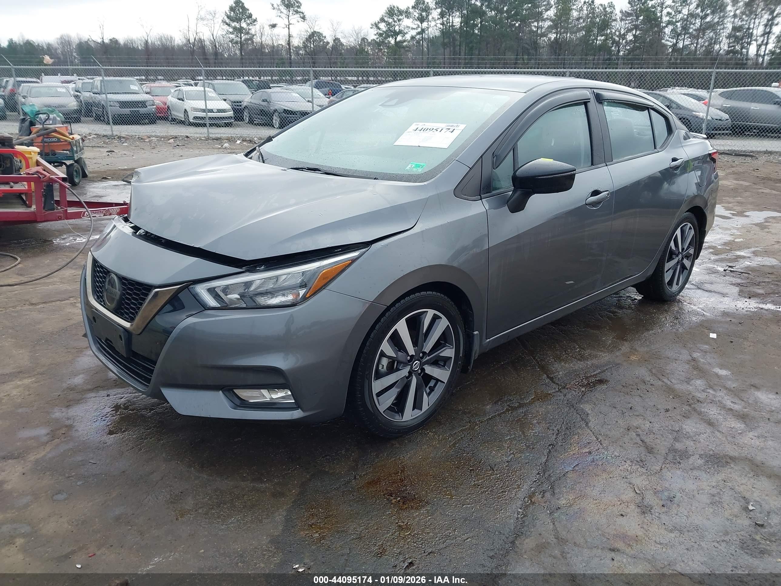 NISSAN VERSA image 2