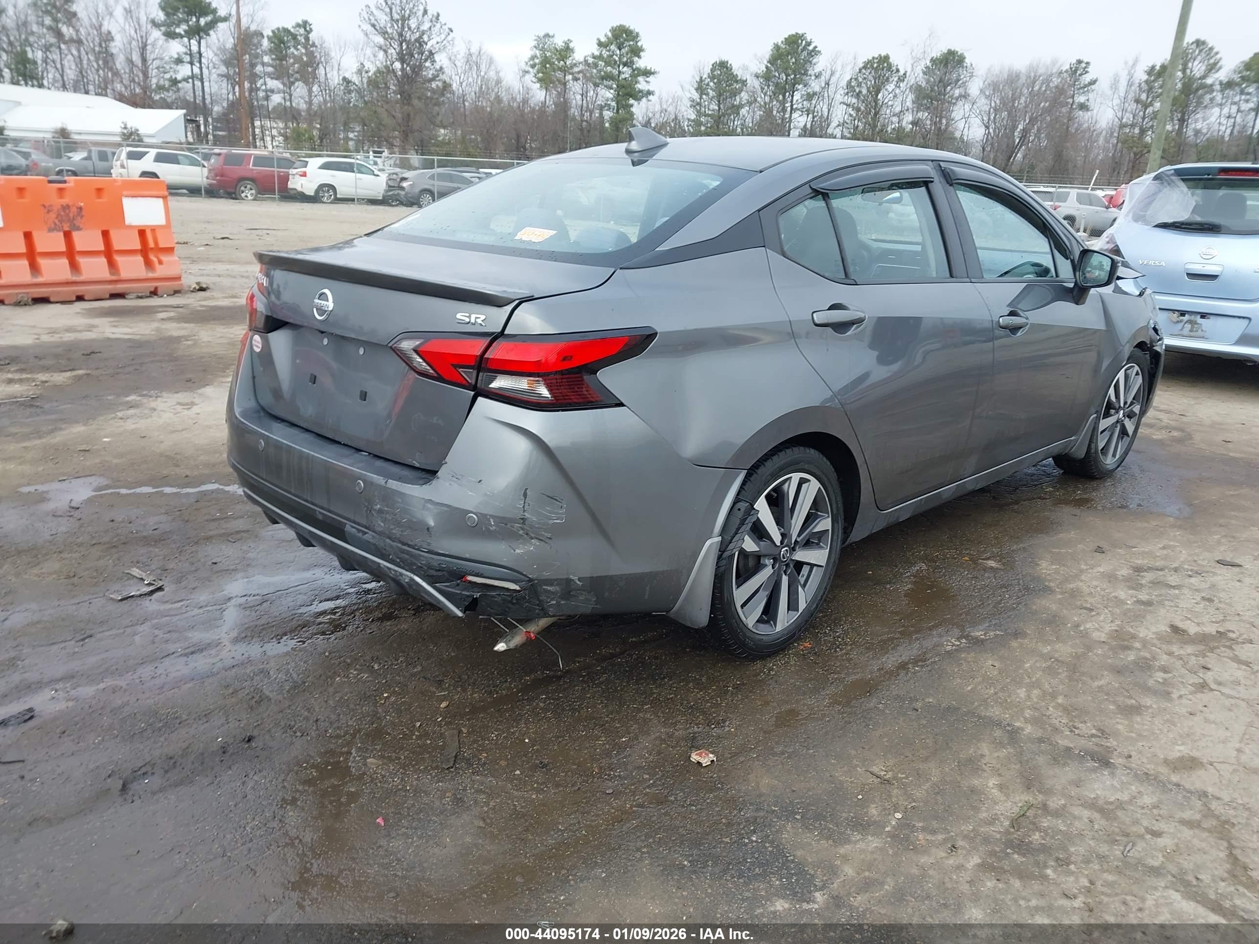 NISSAN VERSA image 4