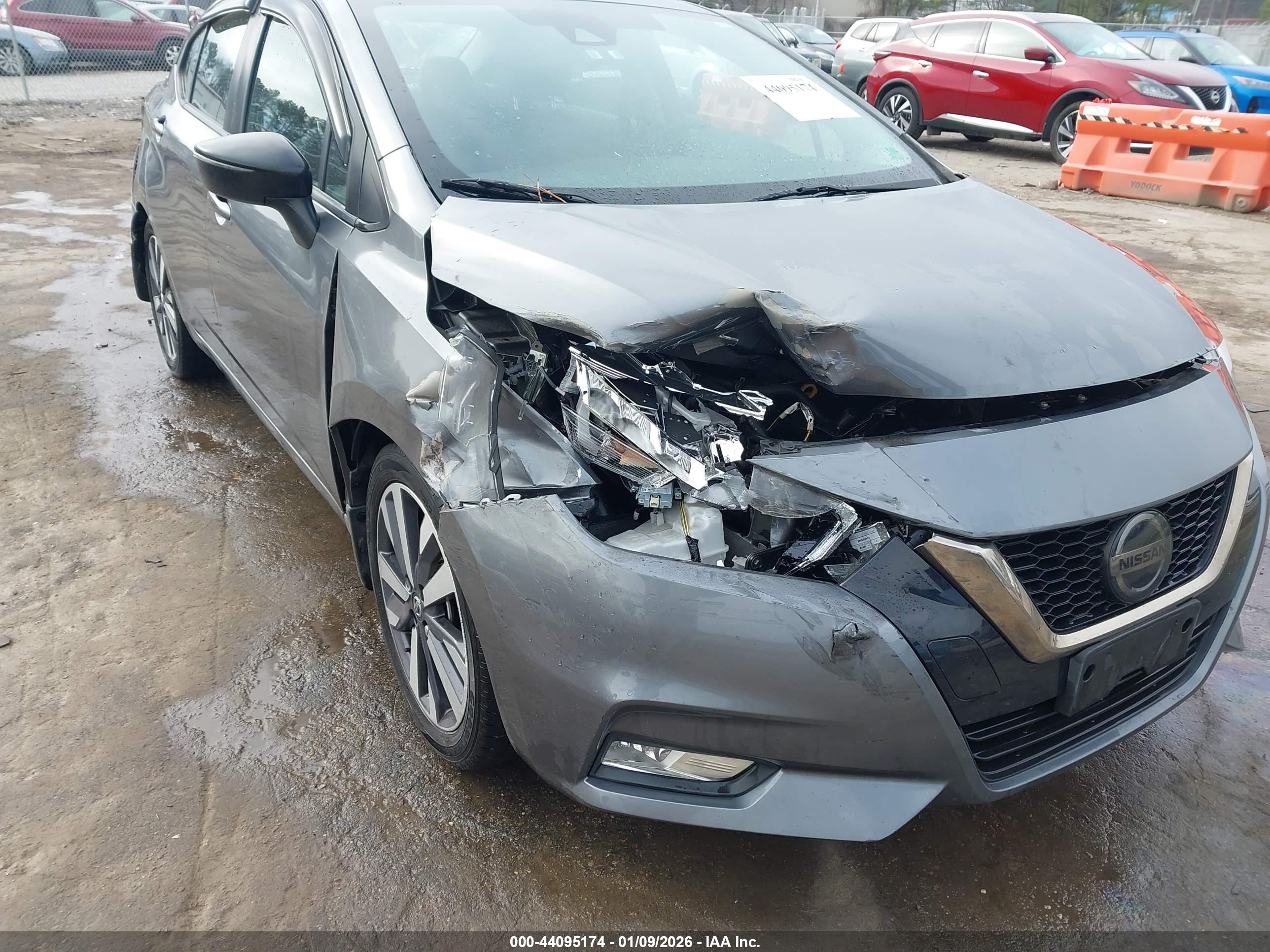 NISSAN VERSA image 6