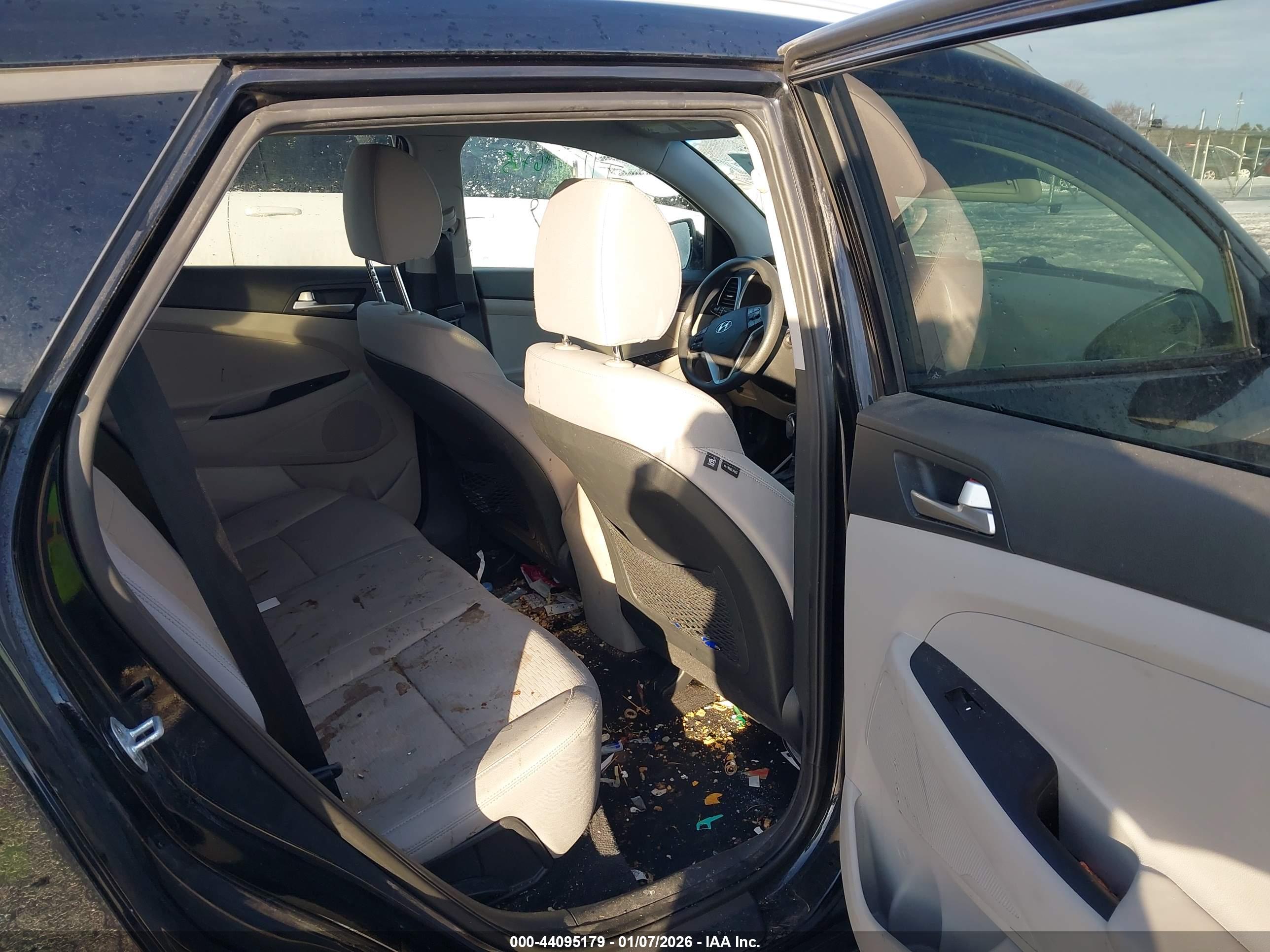 HYUNDAI TUCSON image 8
