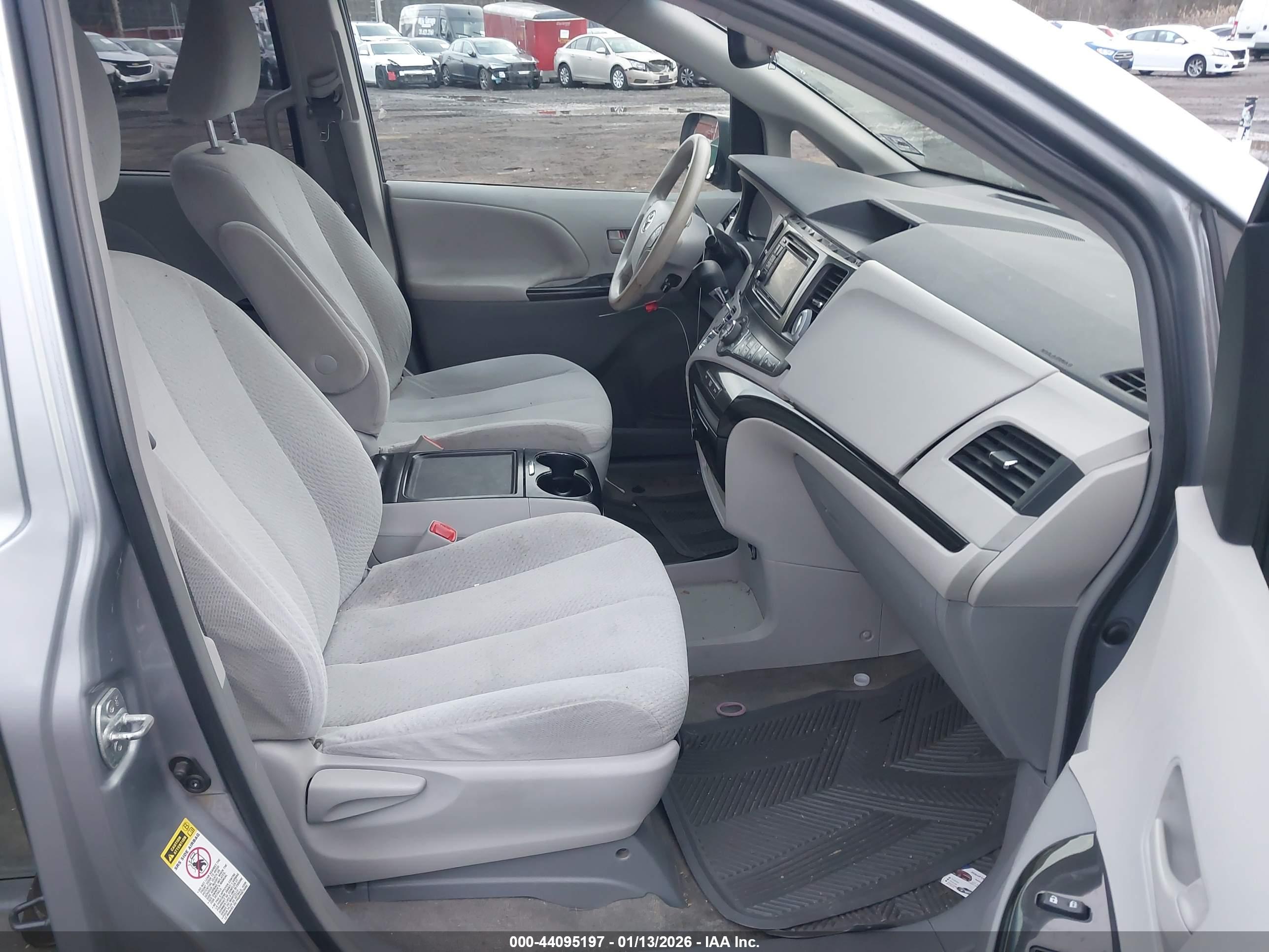 TOYOTA SIENNA image 5