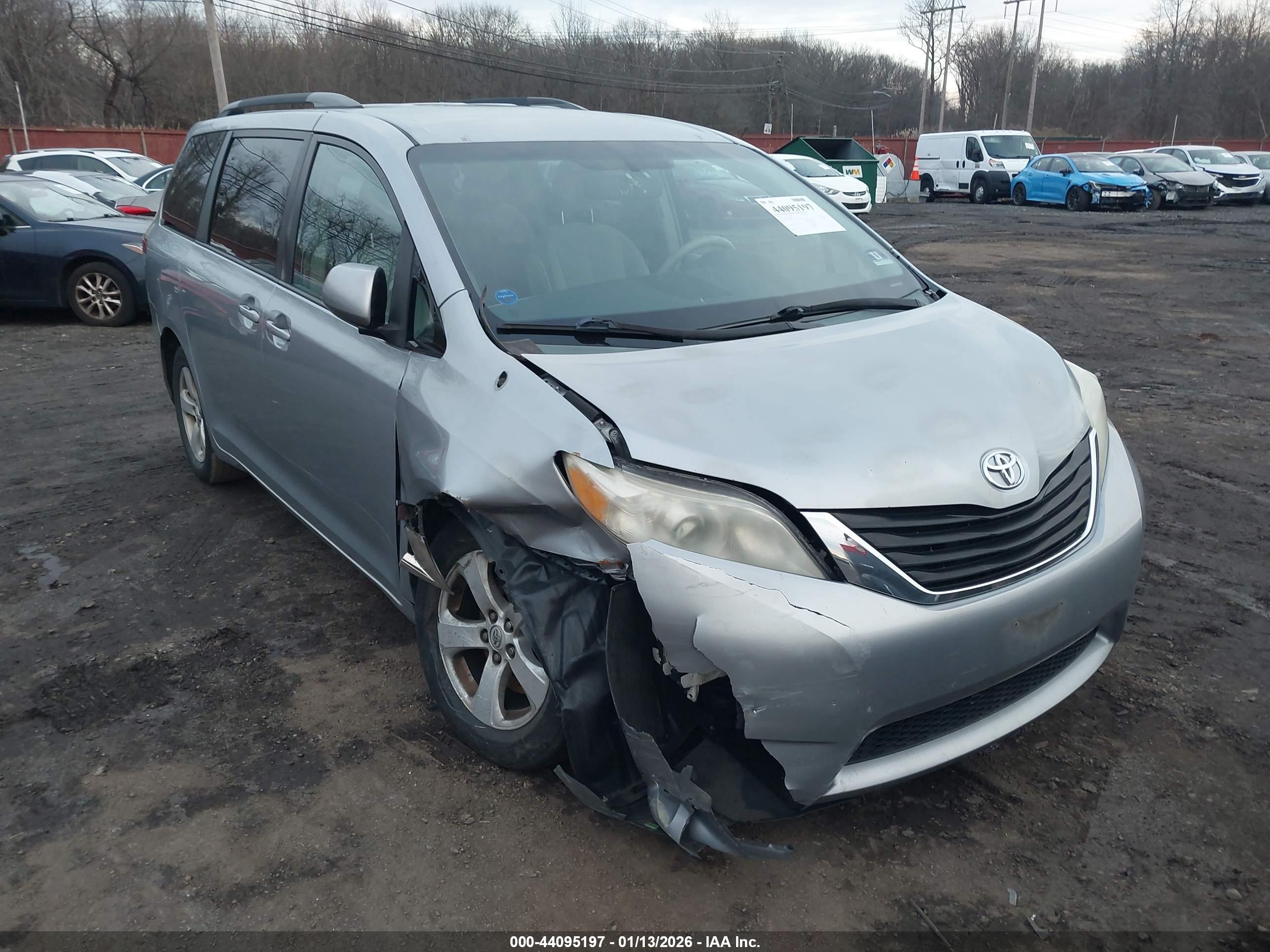 TOYOTA SIENNA image 6
