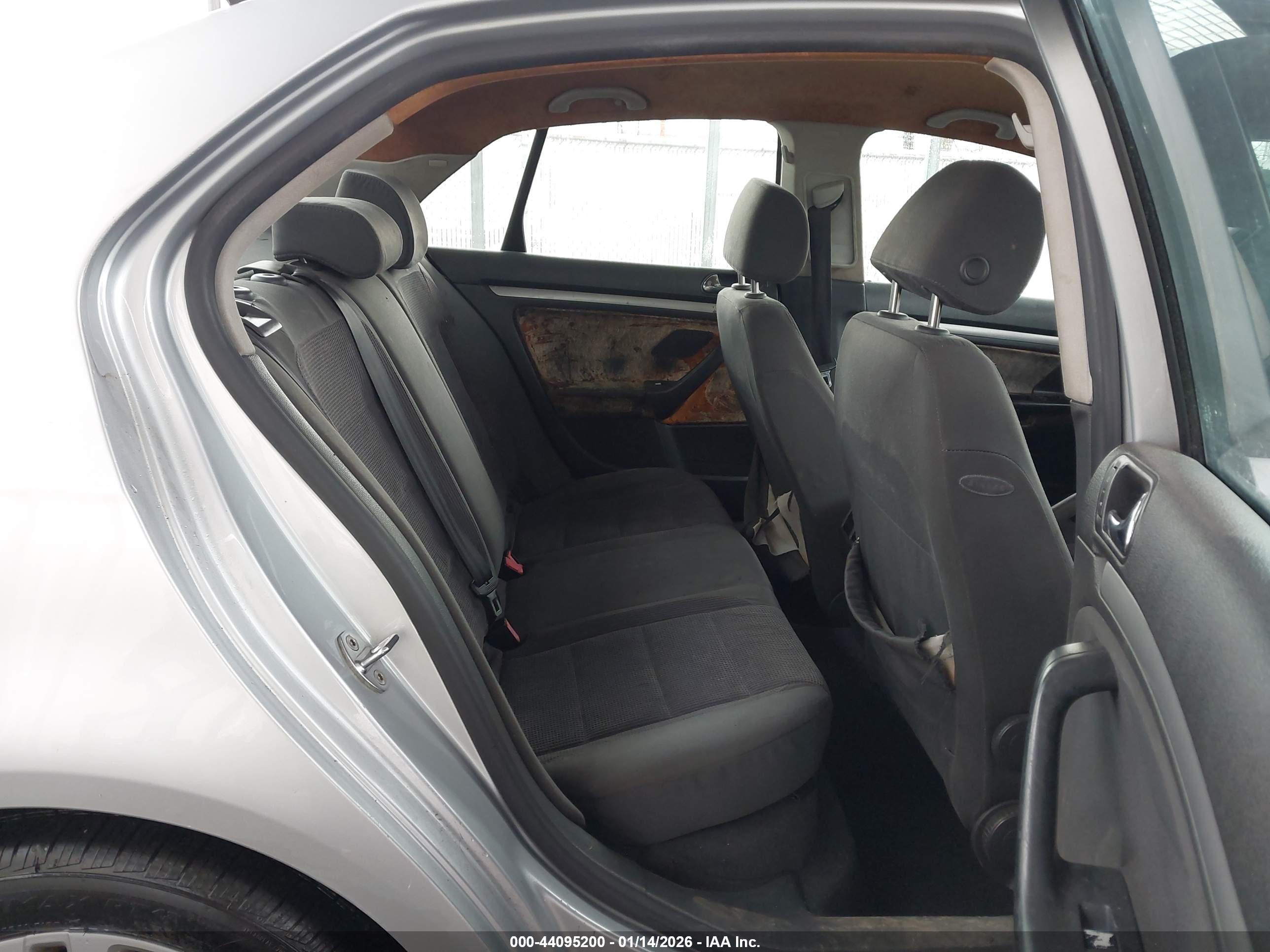 VOLKSWAGEN JETTA image 8