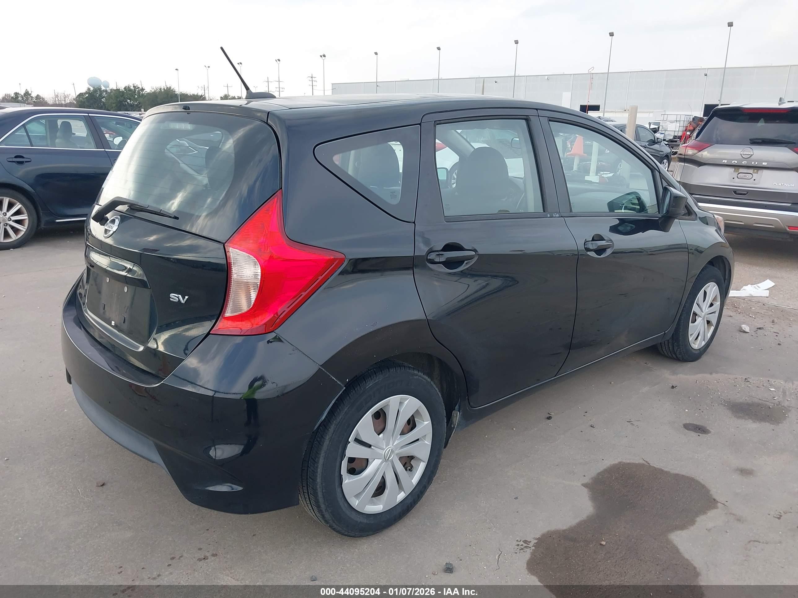 NISSAN VERSA image 4