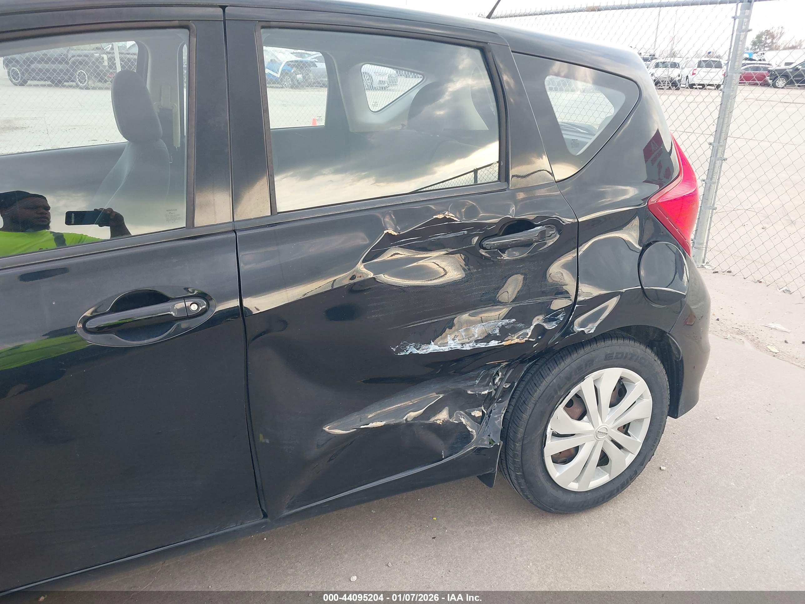 NISSAN VERSA image 6