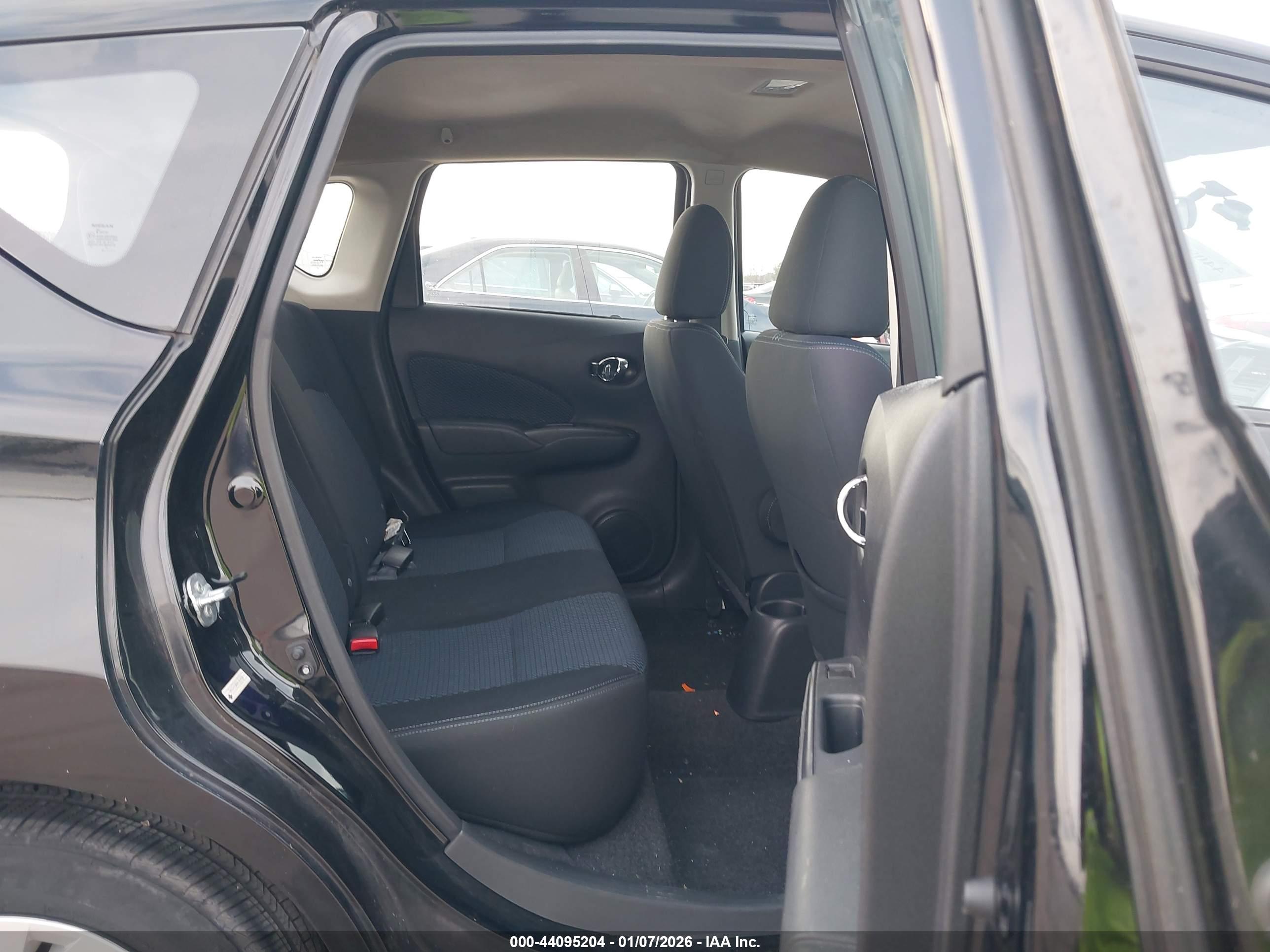 NISSAN VERSA image 8