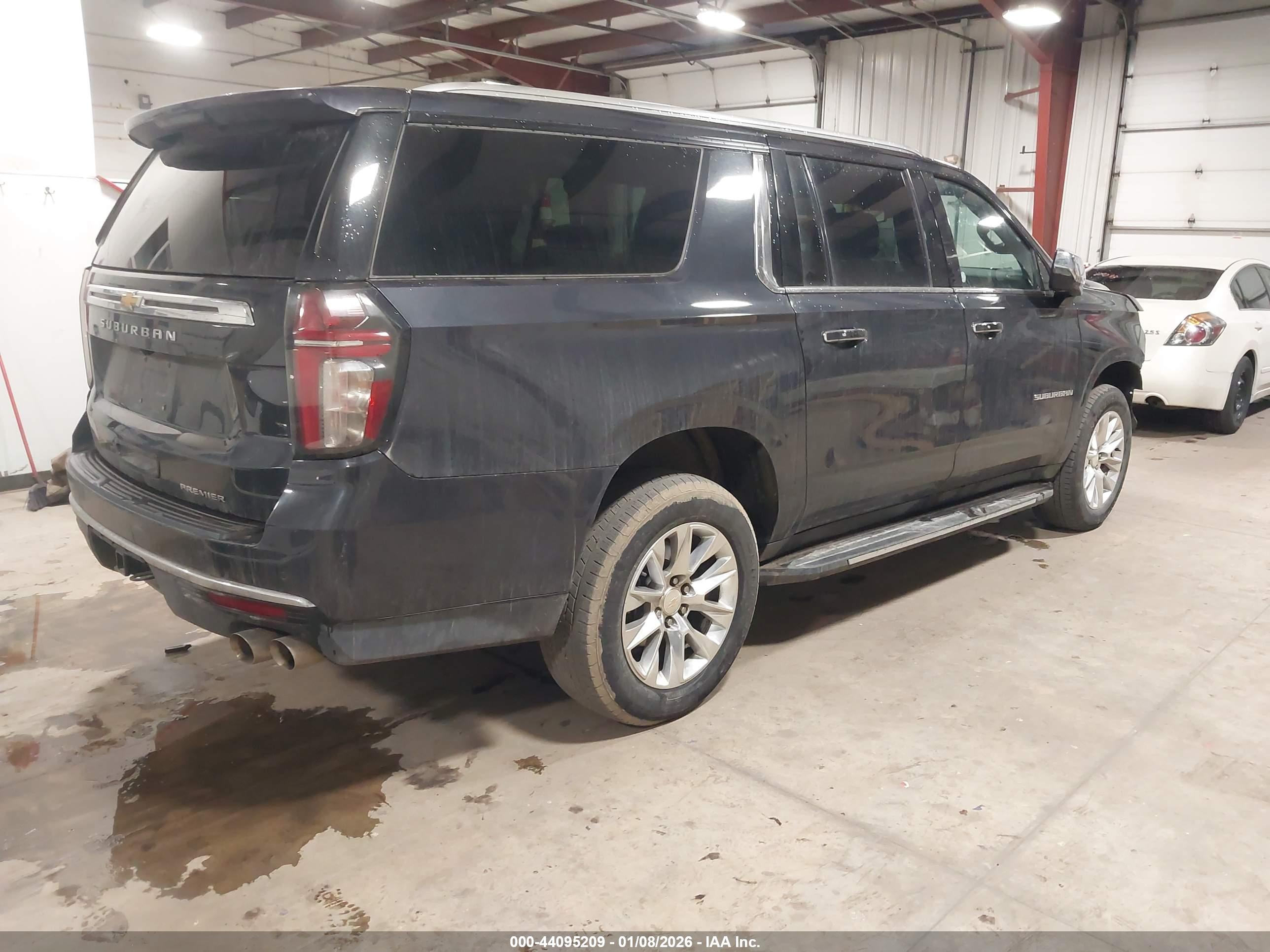 CHEVROLET SUBURBAN image 4