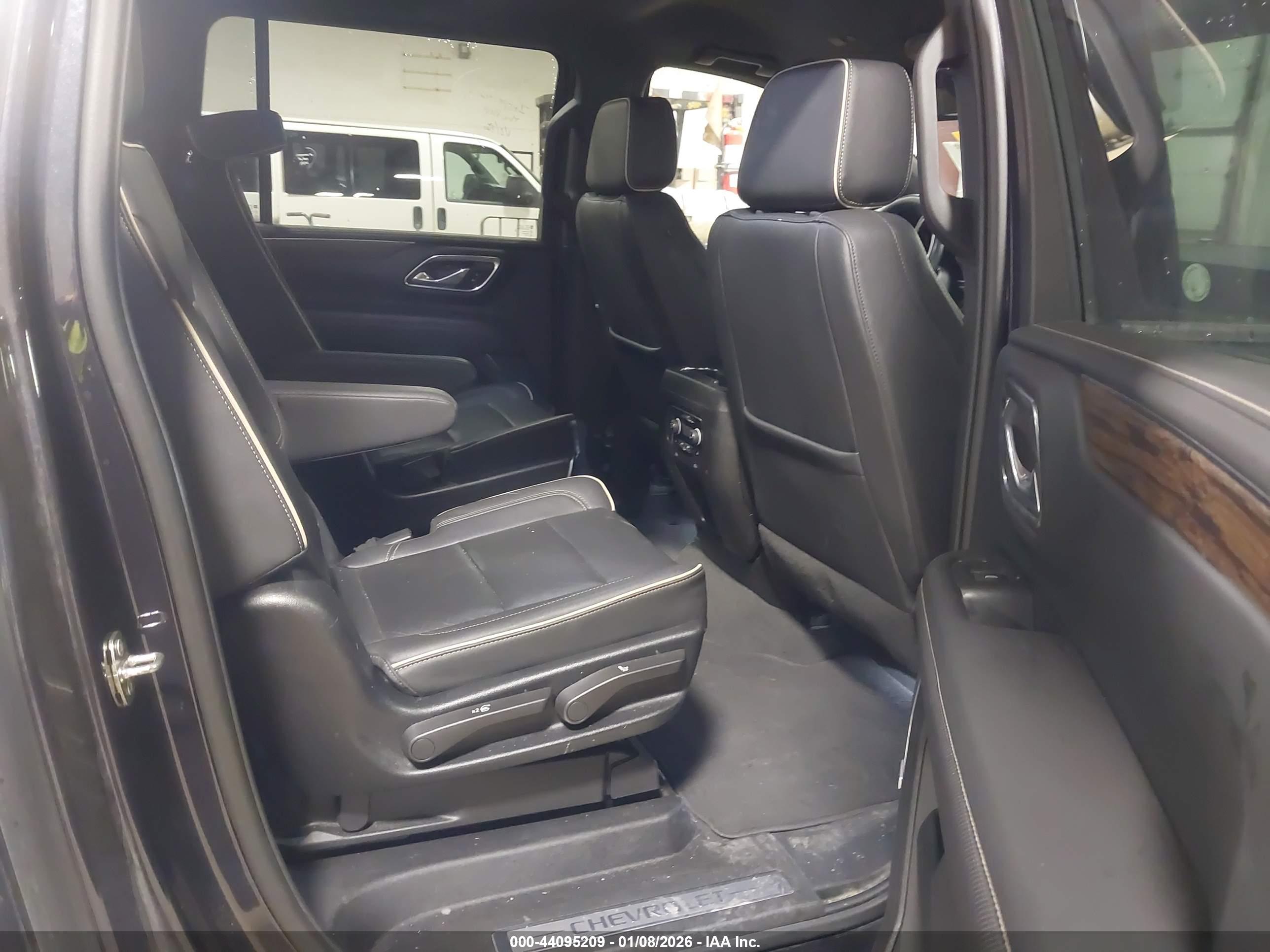 CHEVROLET SUBURBAN image 8