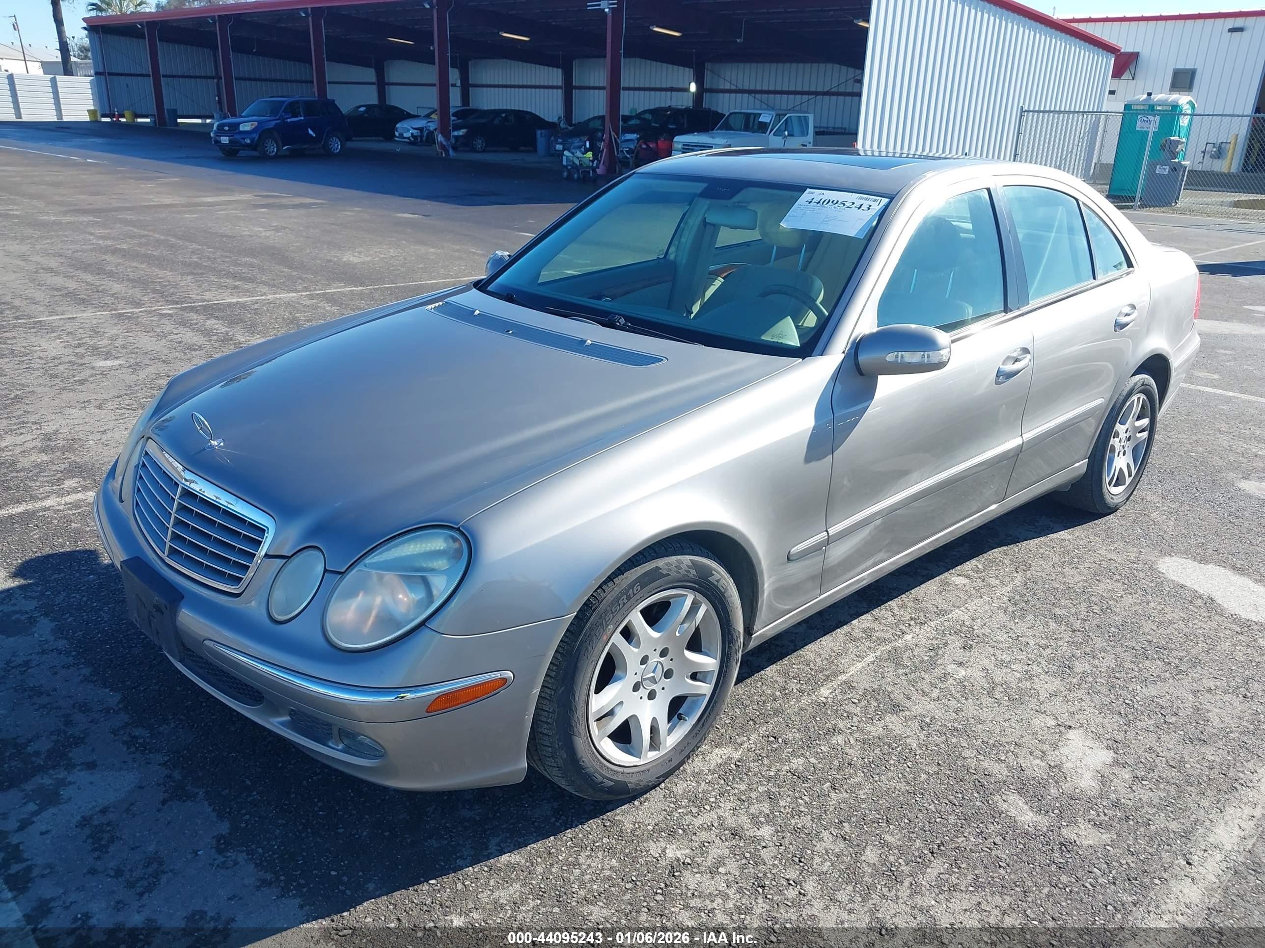 MERCEDES-BENZ E image 2