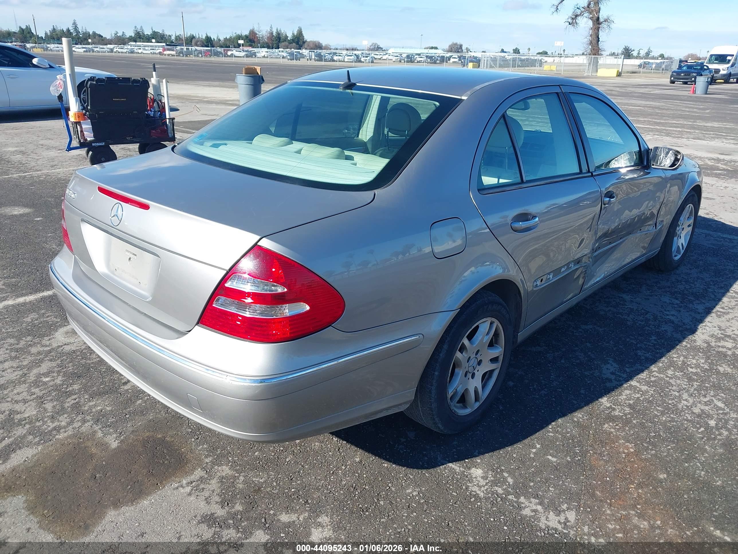 MERCEDES-BENZ E image 4