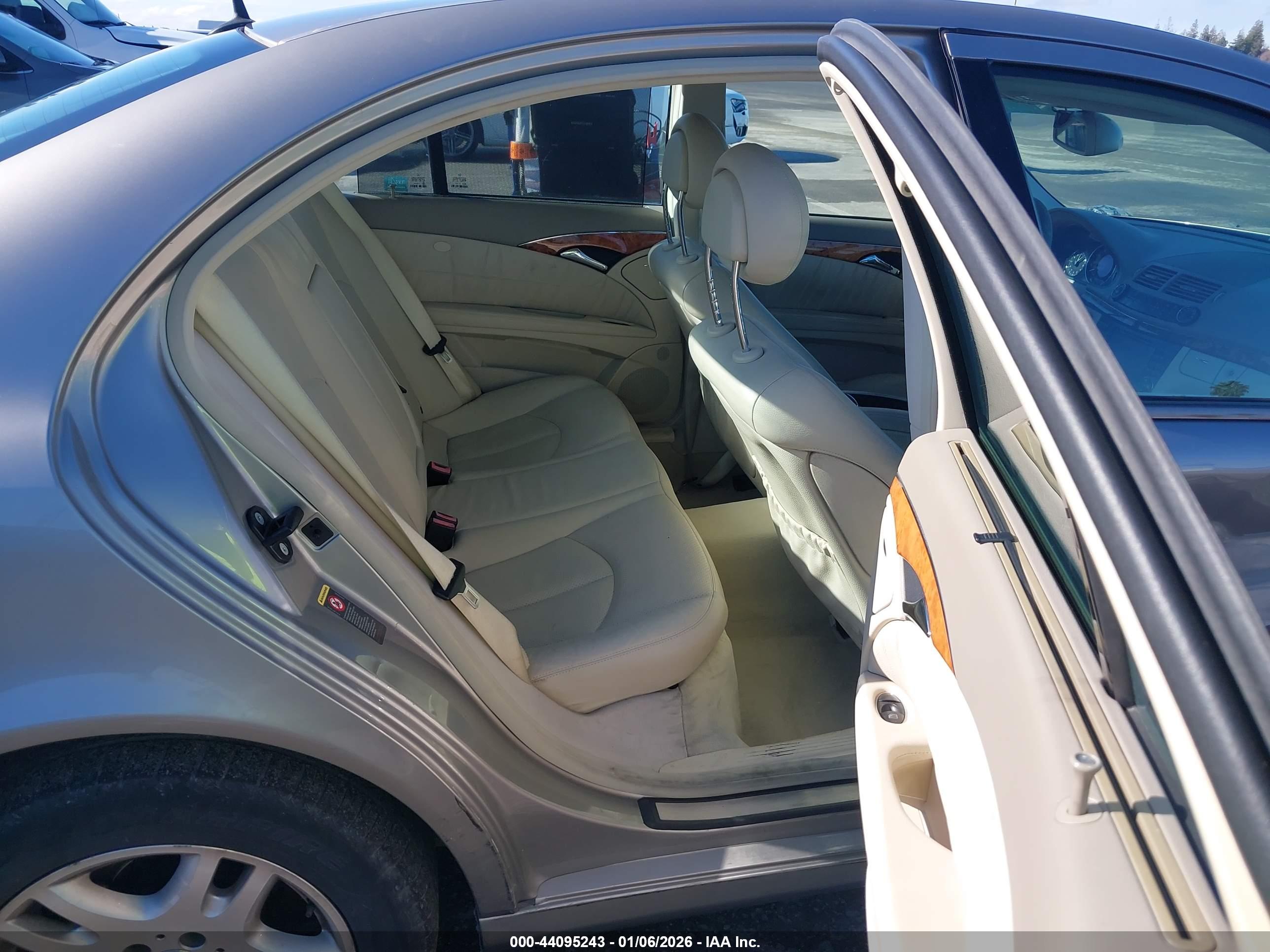 MERCEDES-BENZ E image 8