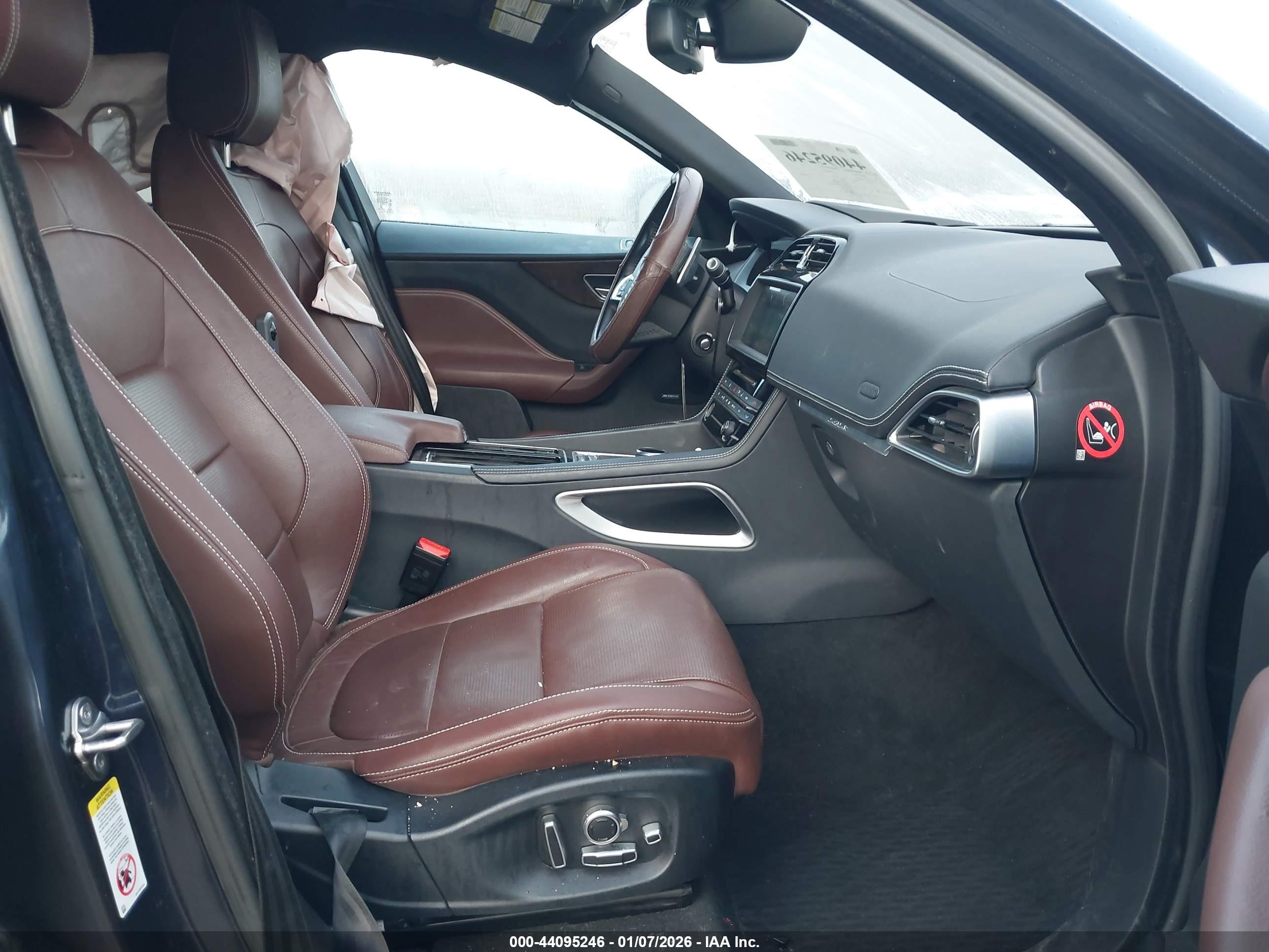JAGUAR F-PACE image 5