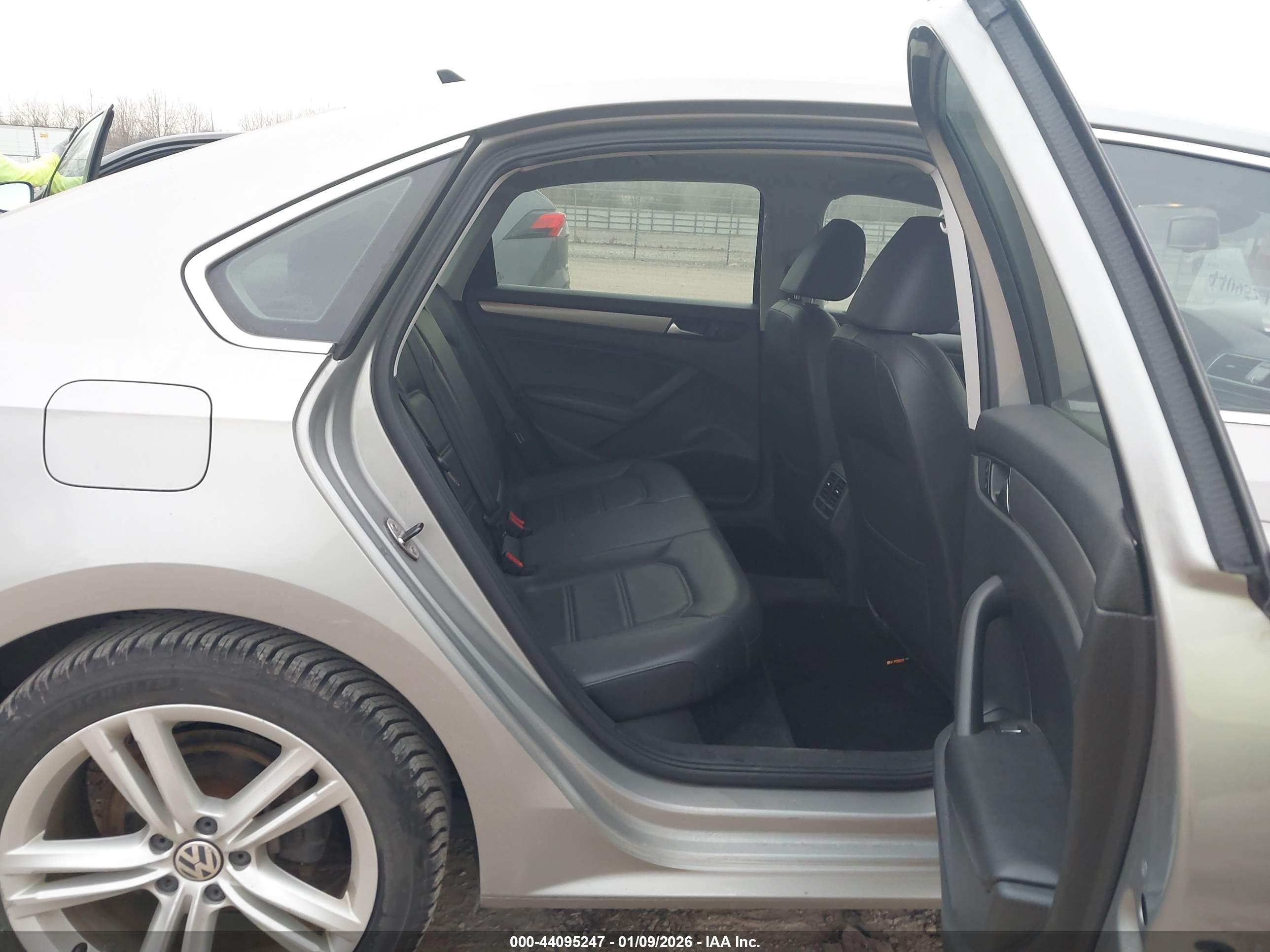 VOLKSWAGEN PASSAT image 8