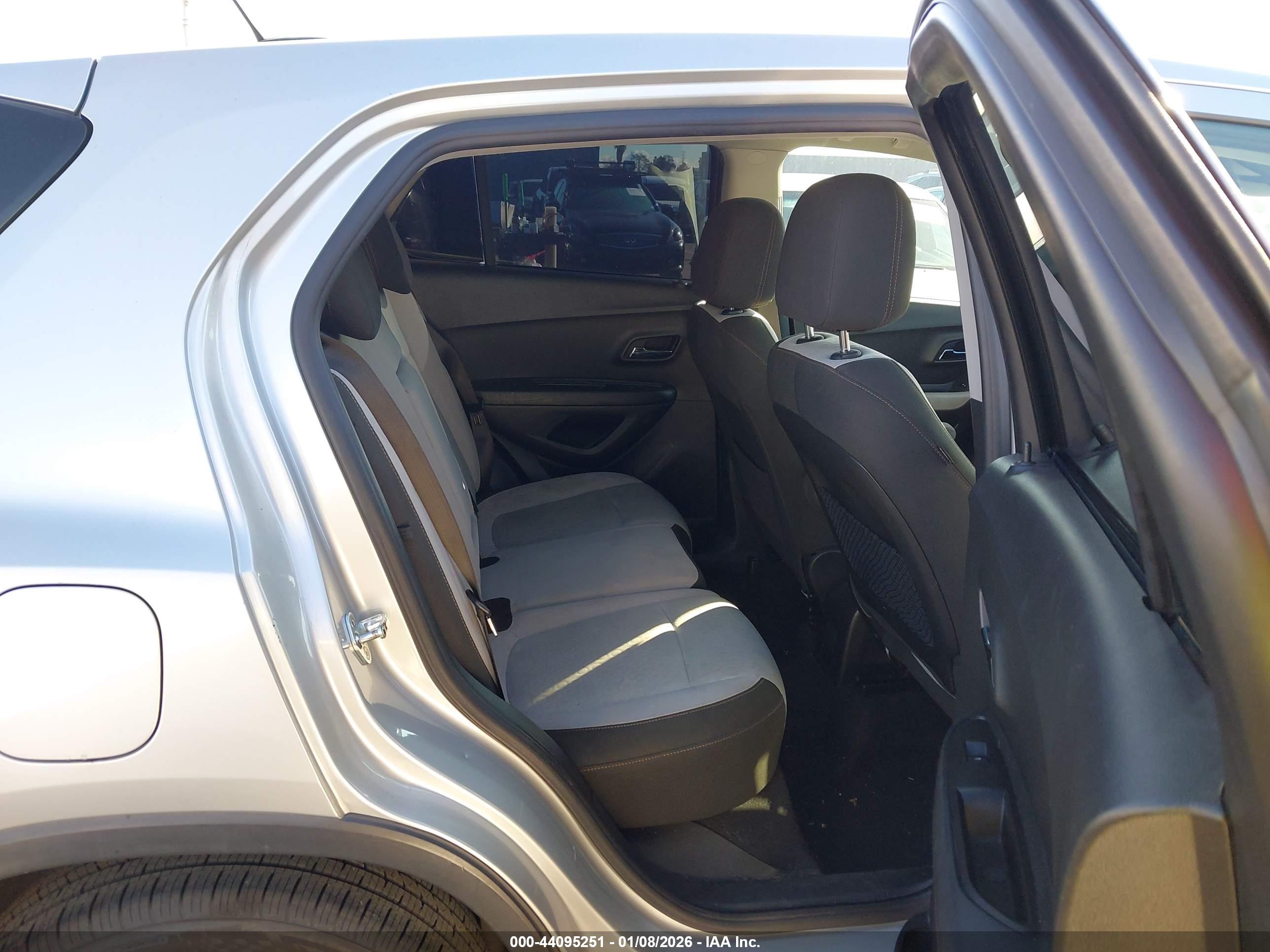 CHEVROLET TRAX image 8
