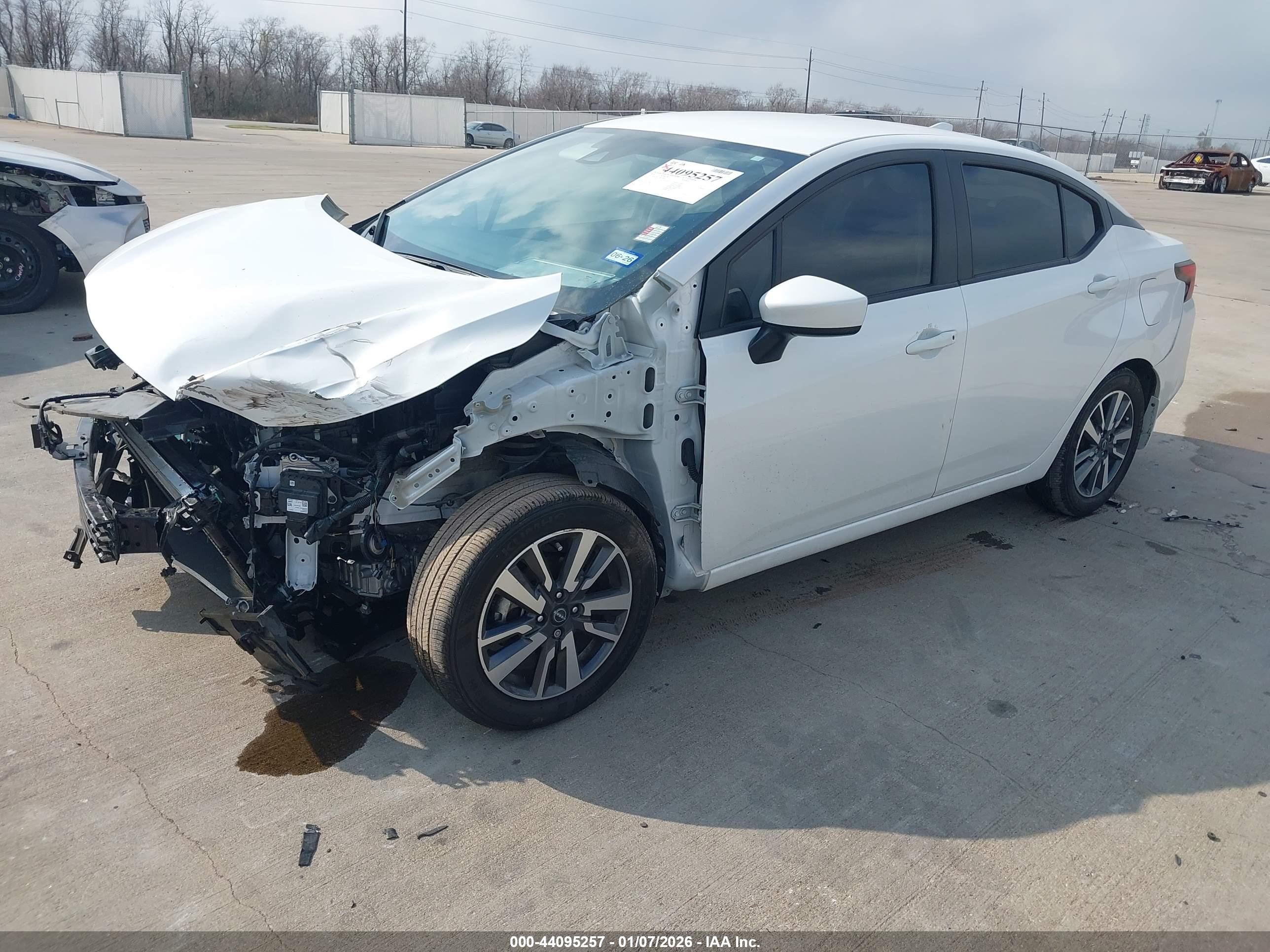 NISSAN VERSA image 2