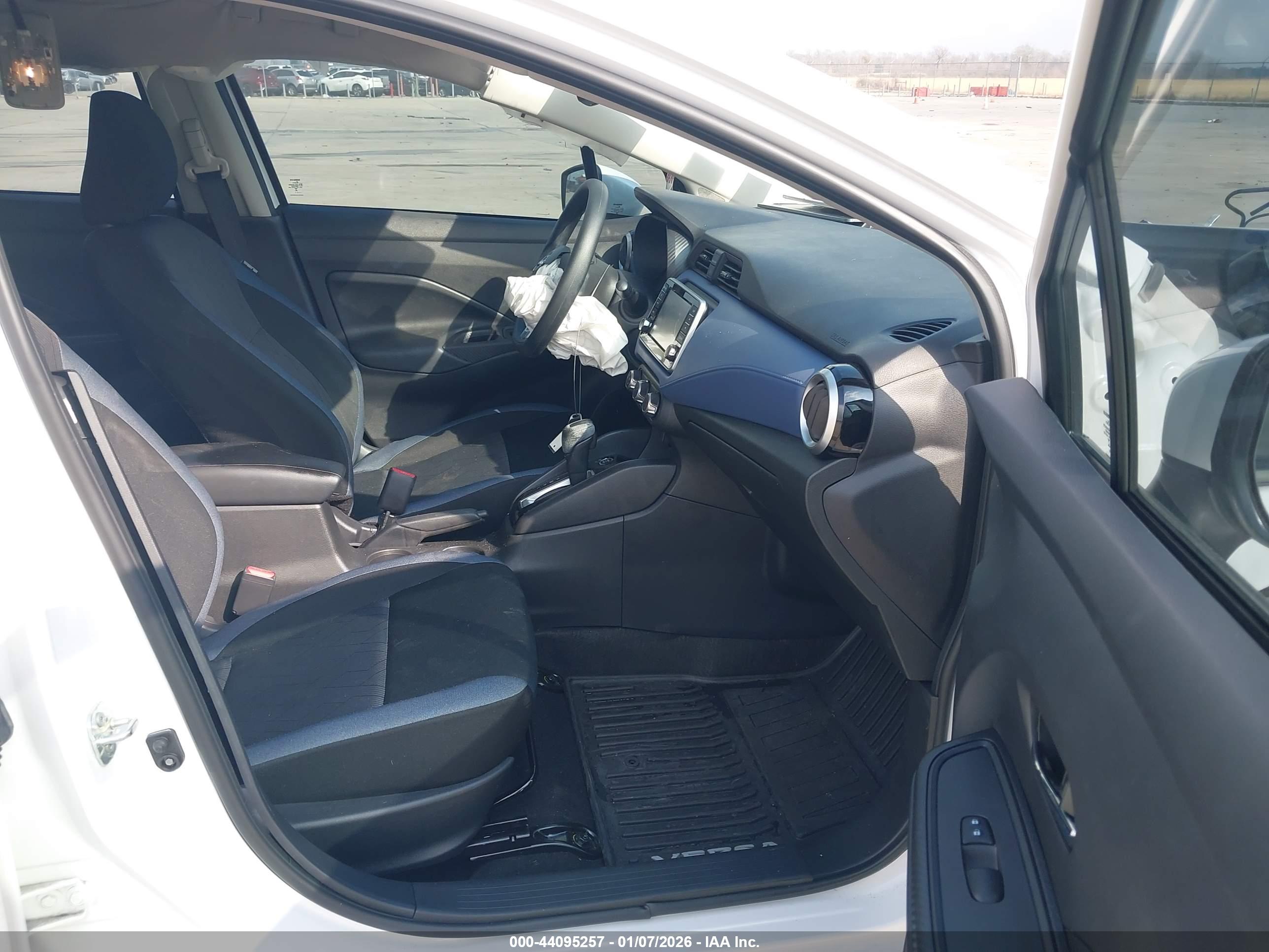 NISSAN VERSA image 5