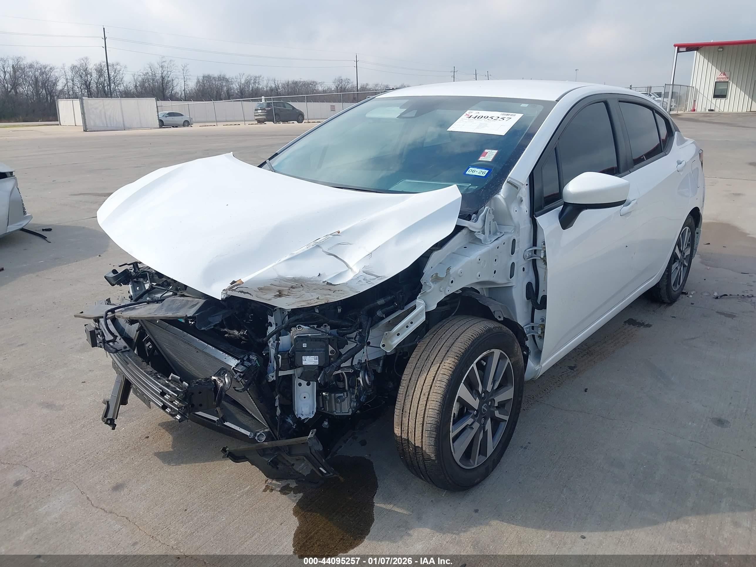 NISSAN VERSA image 6