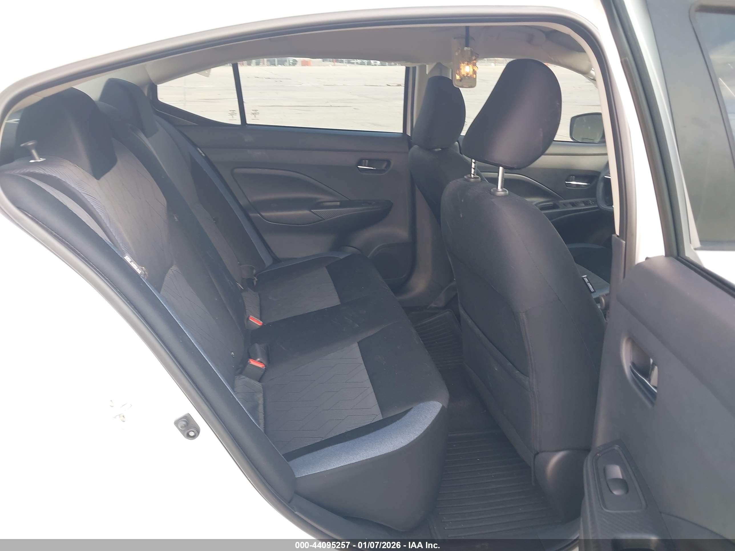 NISSAN VERSA image 8