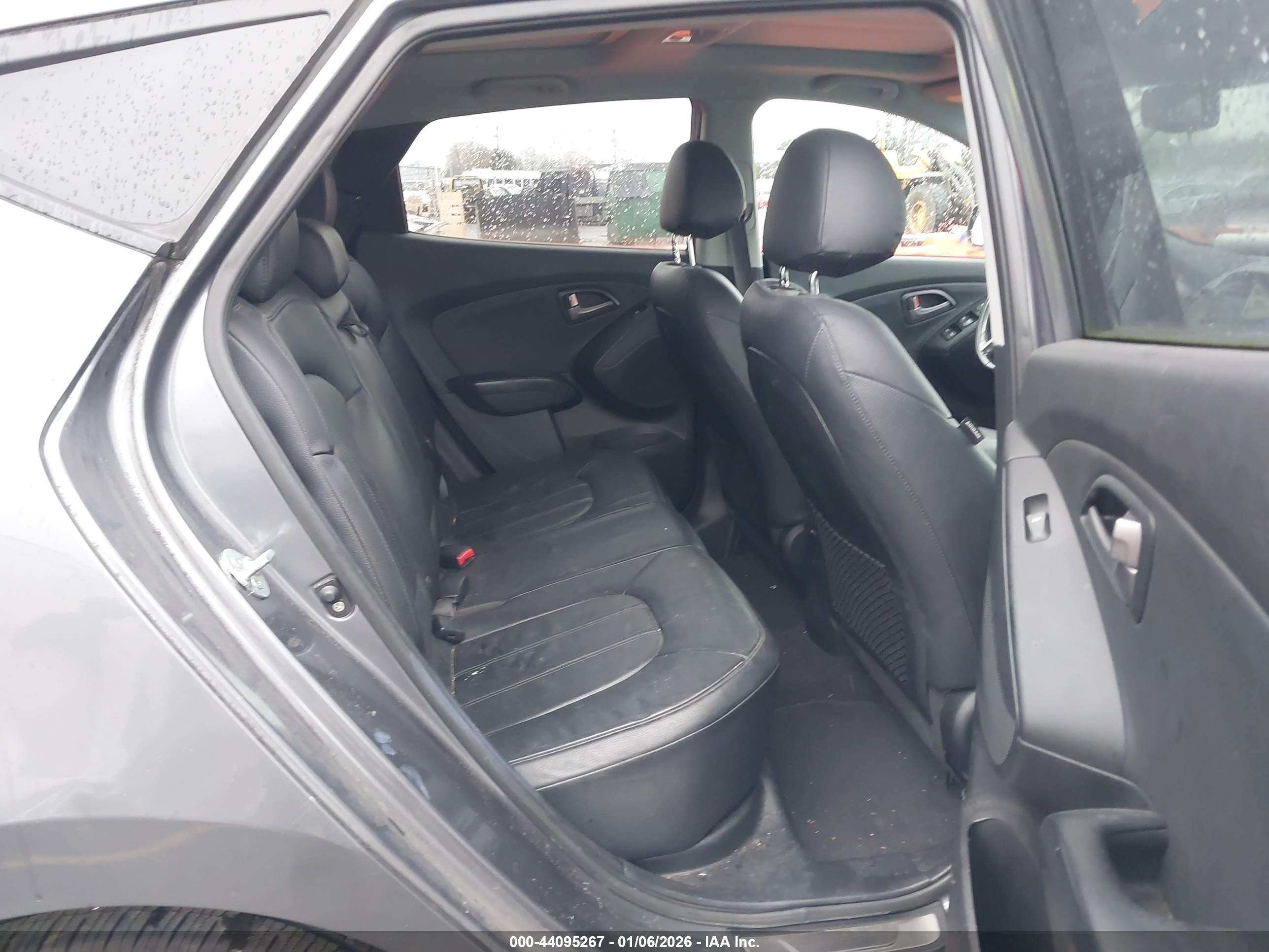 HYUNDAI TUCSON image 8