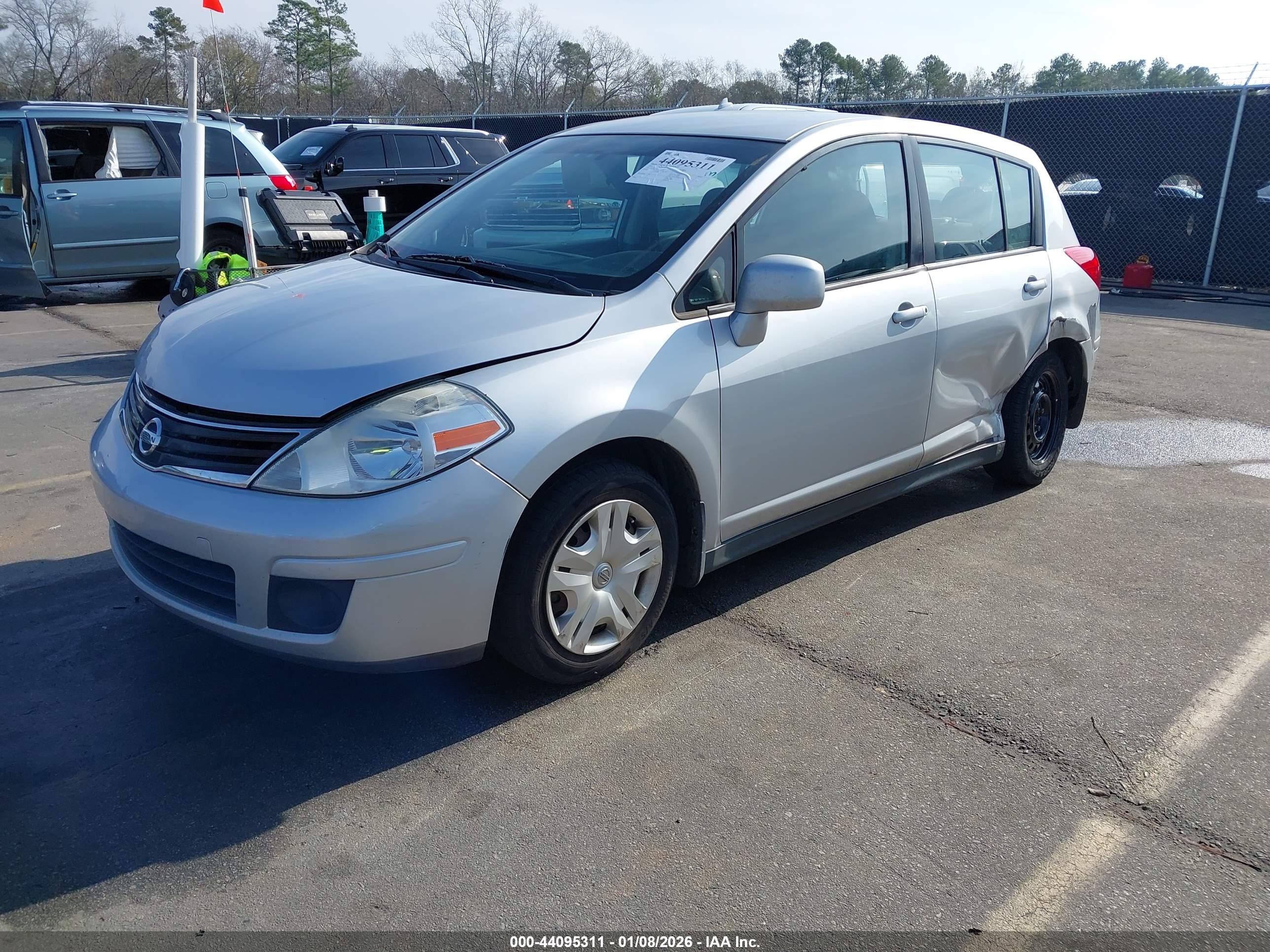 NISSAN VERSA image 2