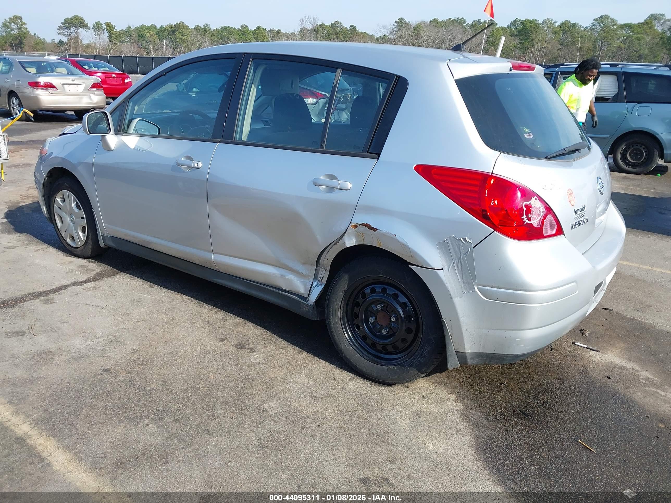 NISSAN VERSA image 3