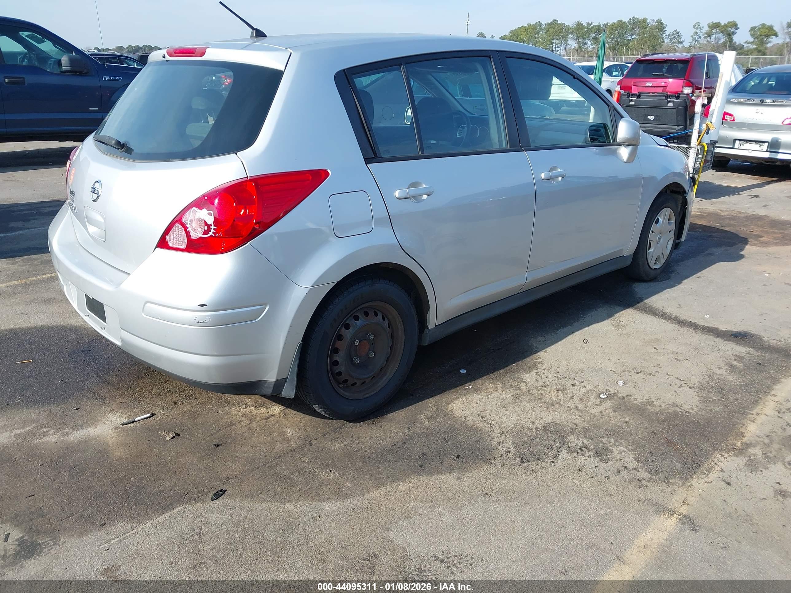 NISSAN VERSA image 4