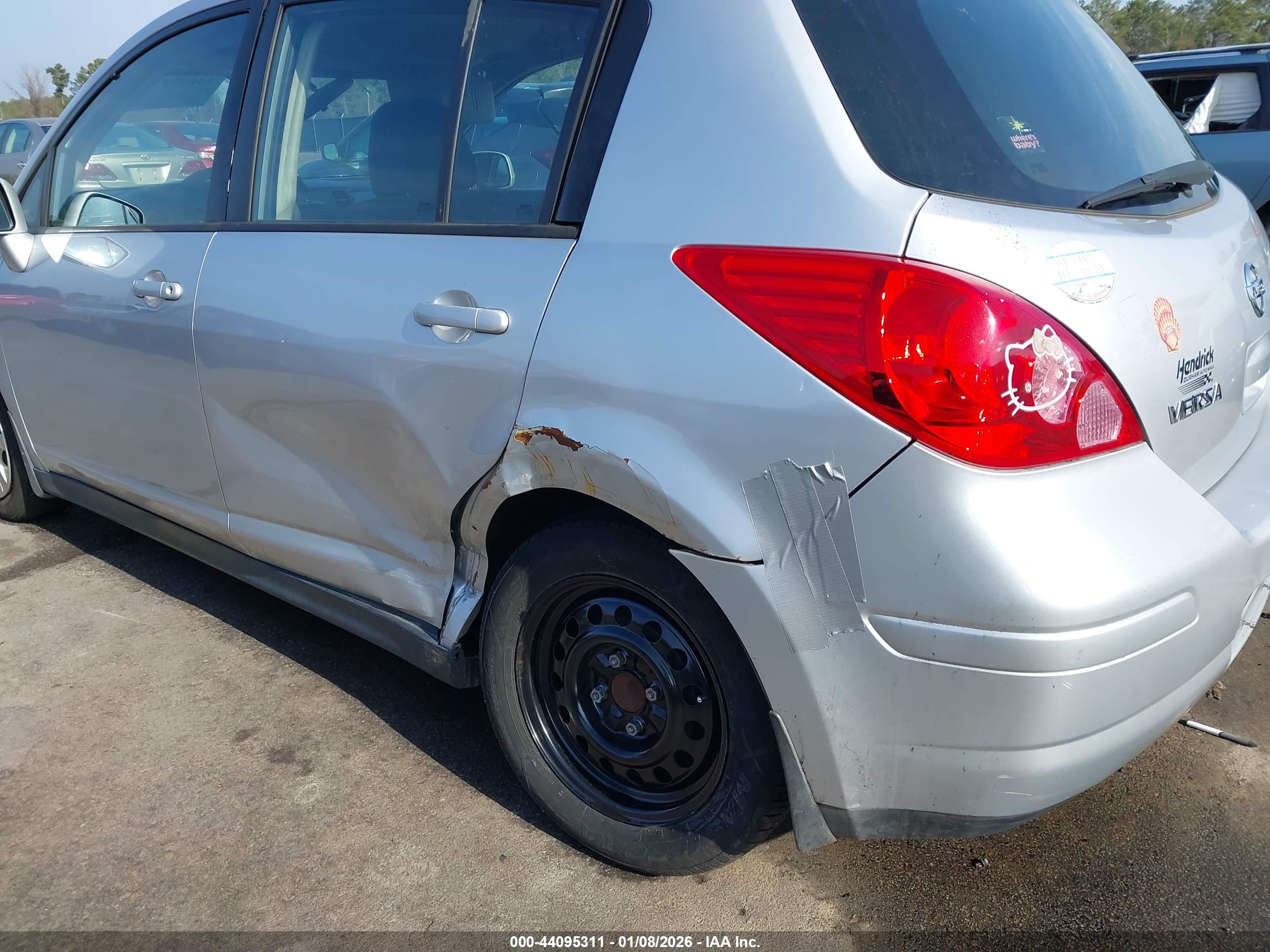 NISSAN VERSA image 6