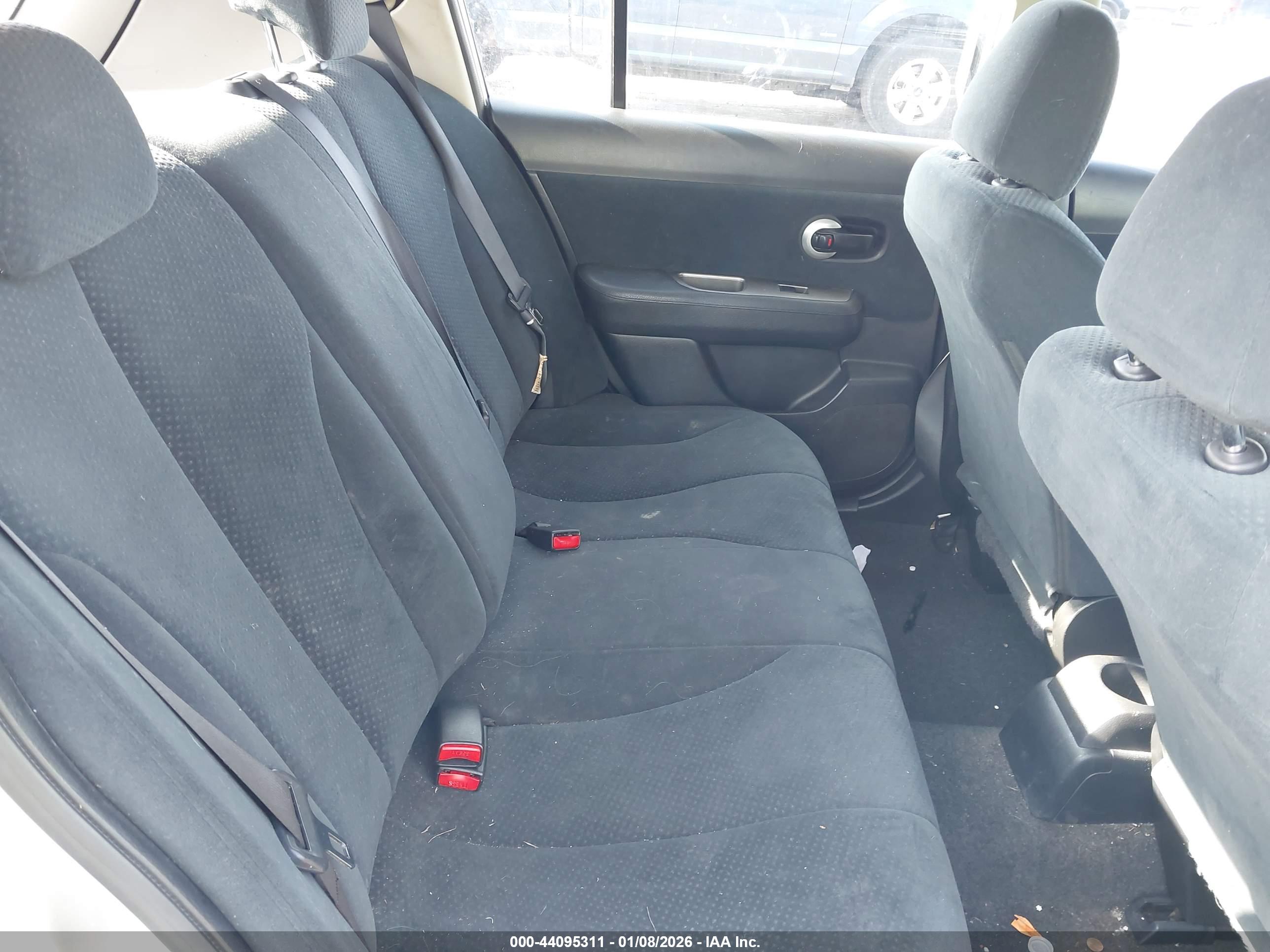 NISSAN VERSA image 8