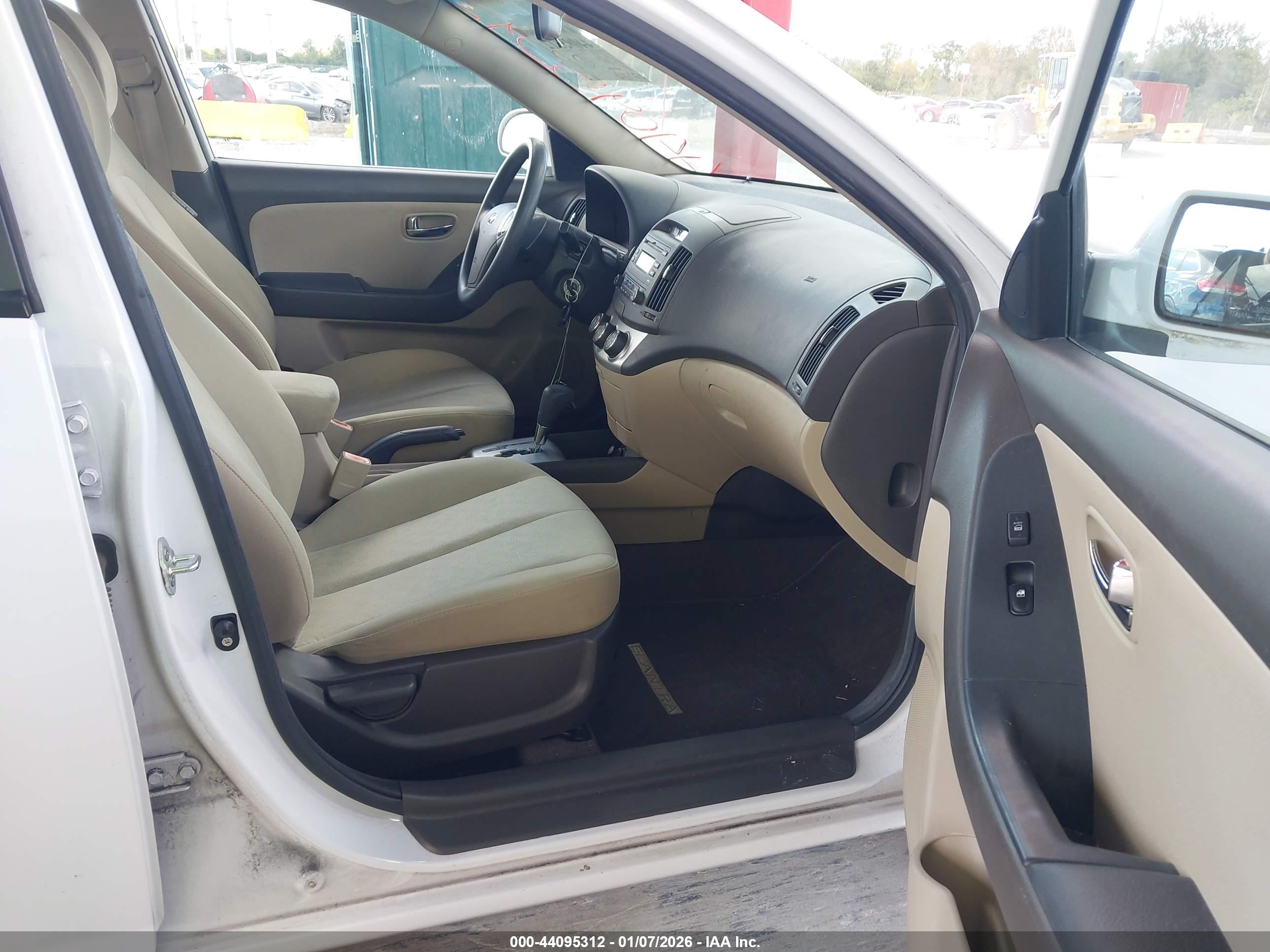 HYUNDAI ELANTRA image 5