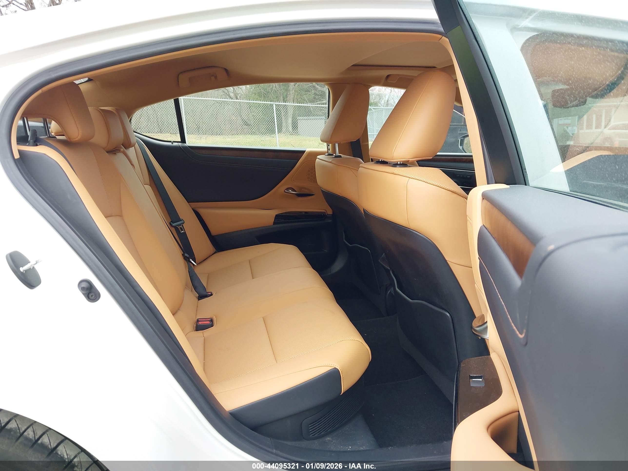 LEXUS ES image 8