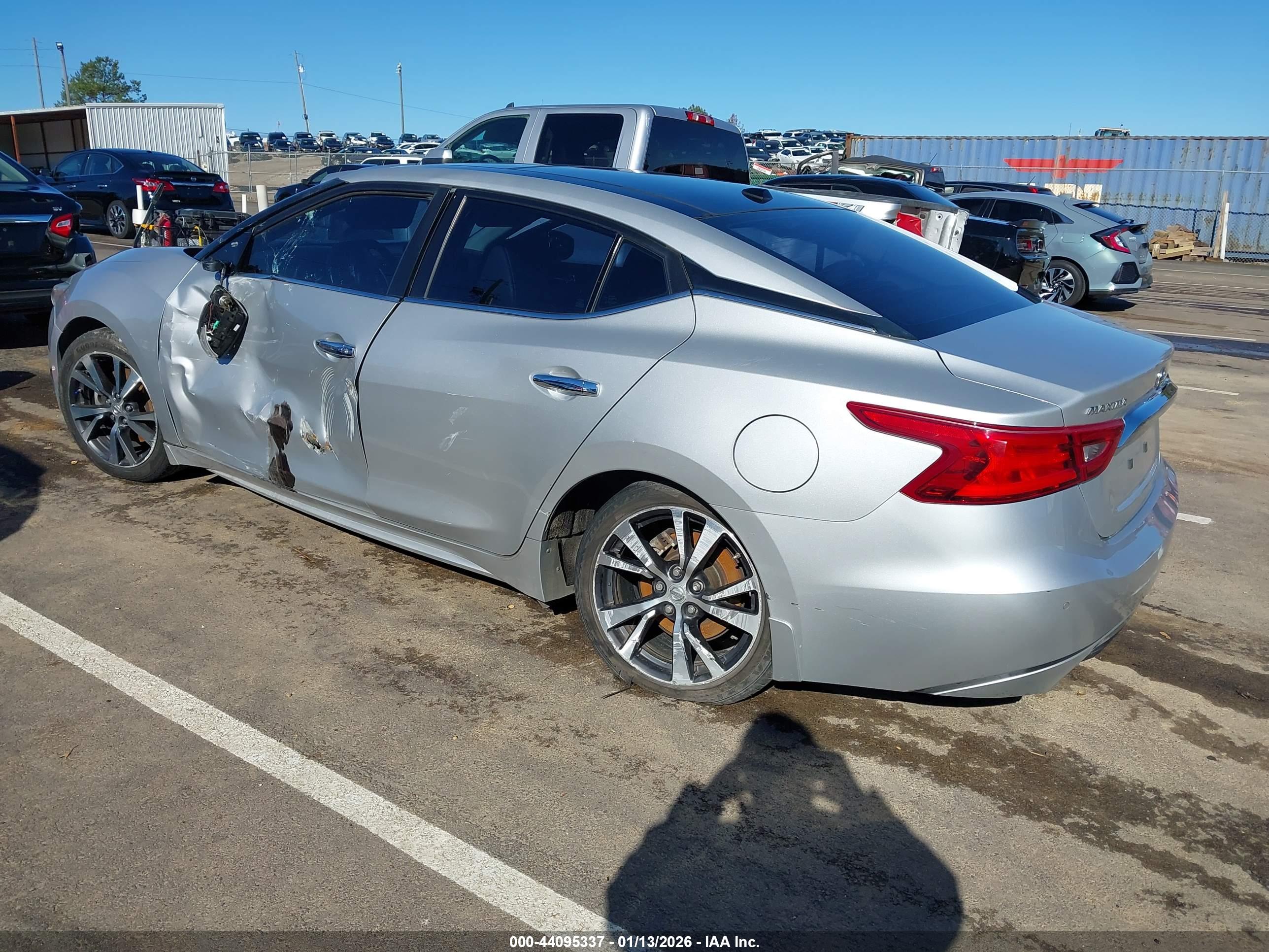 NISSAN MAXIMA image 3