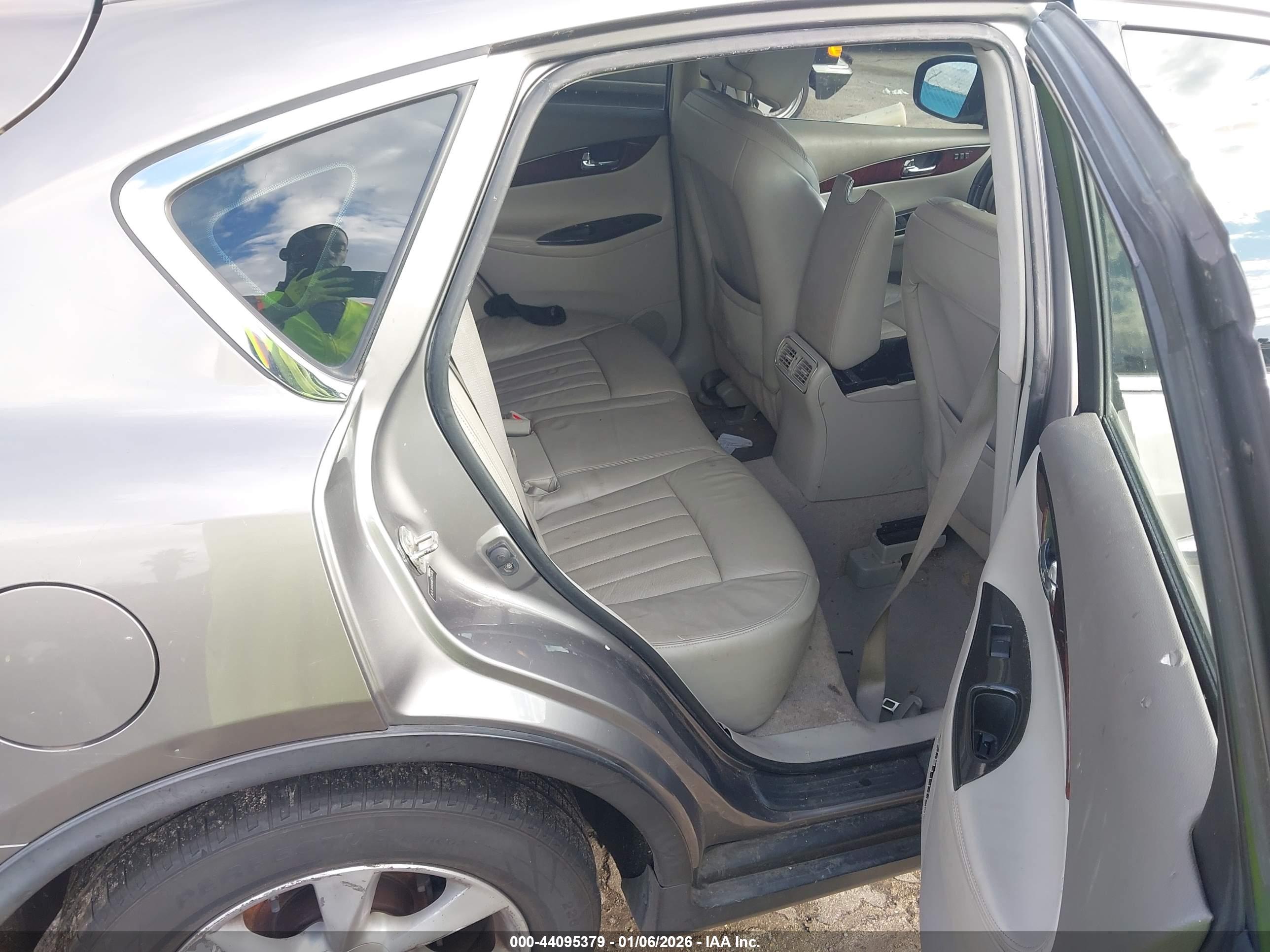 INFINITI EX35 image 8