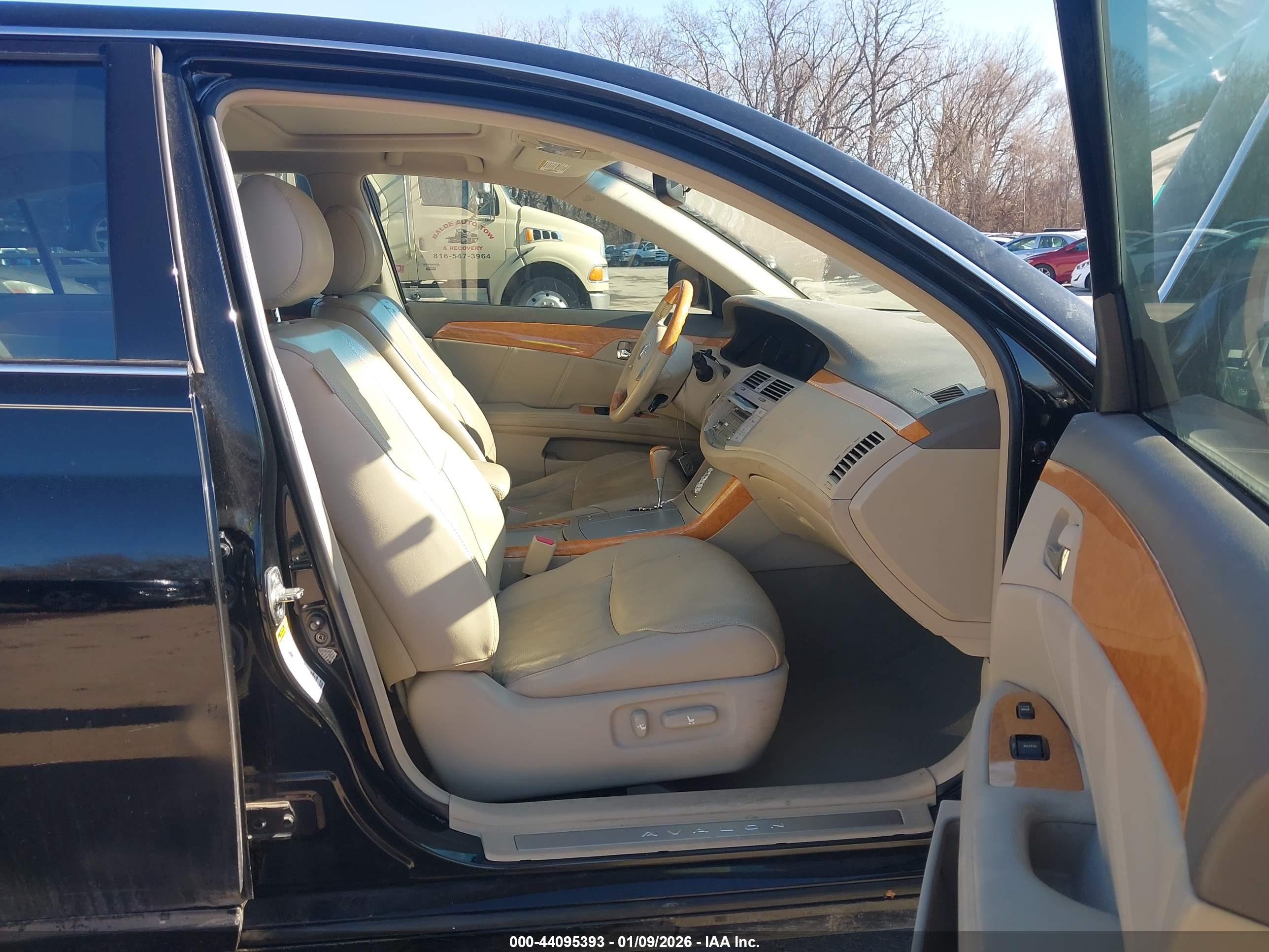 TOYOTA AVALON image 5